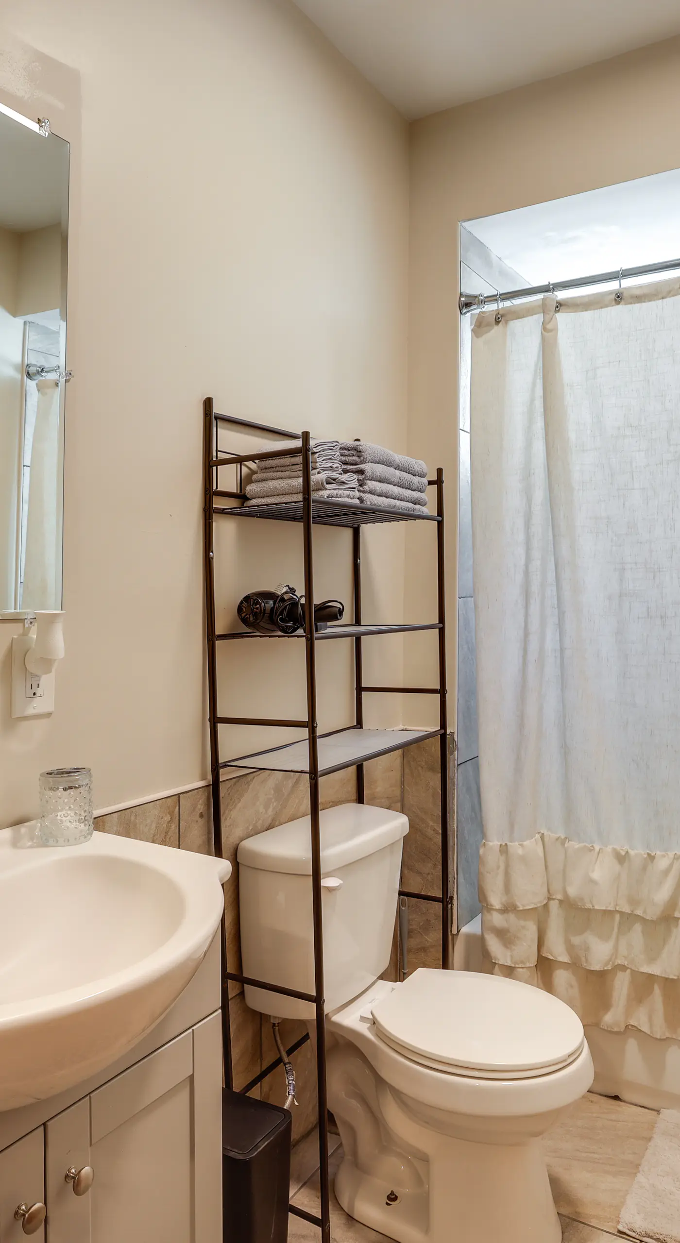 Pet Friendly! 3-Story Home Near Lincoln Financial