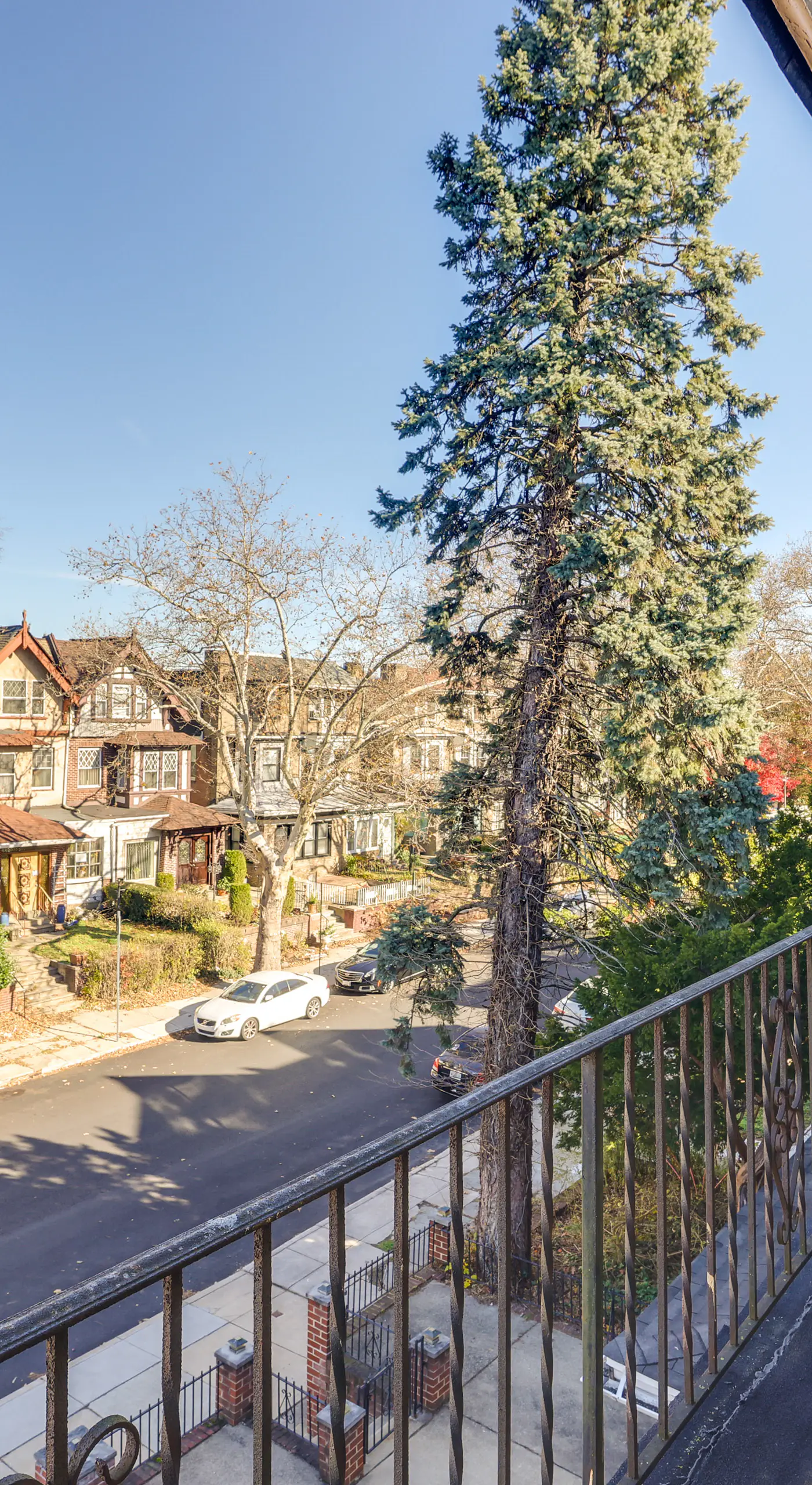 Pet Friendly! 3-Story Home Near Lincoln Financial