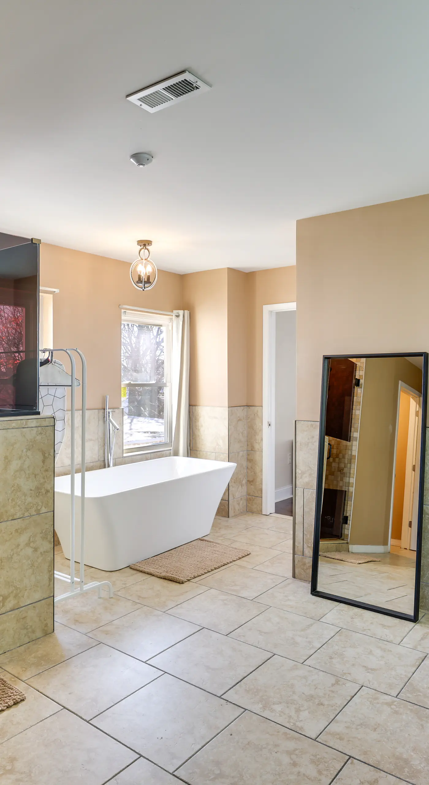 Pet Friendly! 3-Story Home Near Lincoln Financial