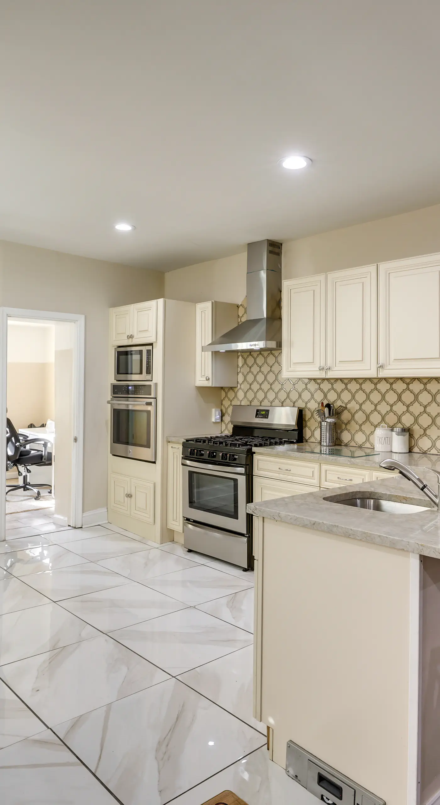 Pet Friendly! 3-Story Home Near Lincoln Financial