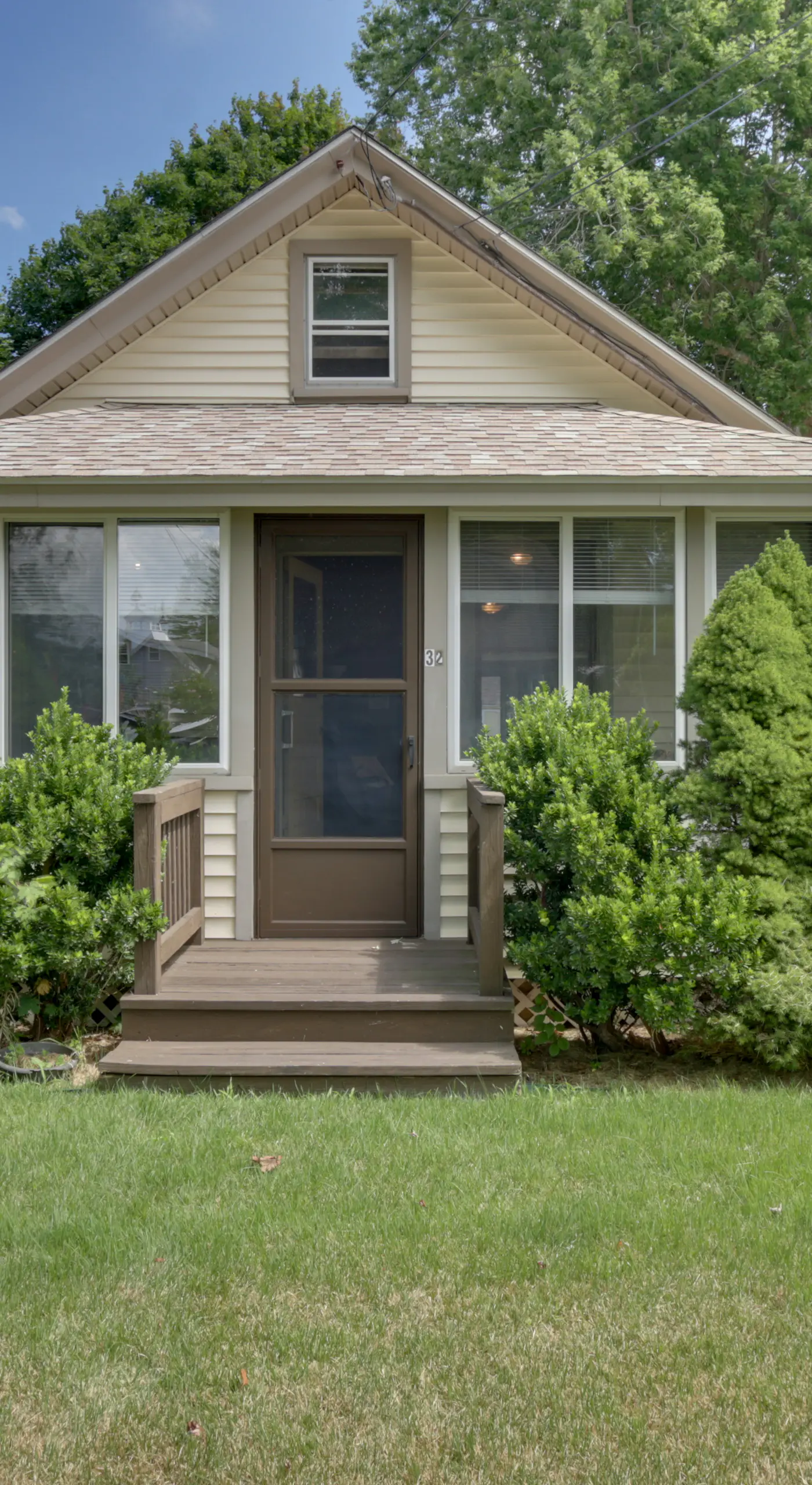 'Grandma's Cottage' w/ Sunroom: Walk to Beach