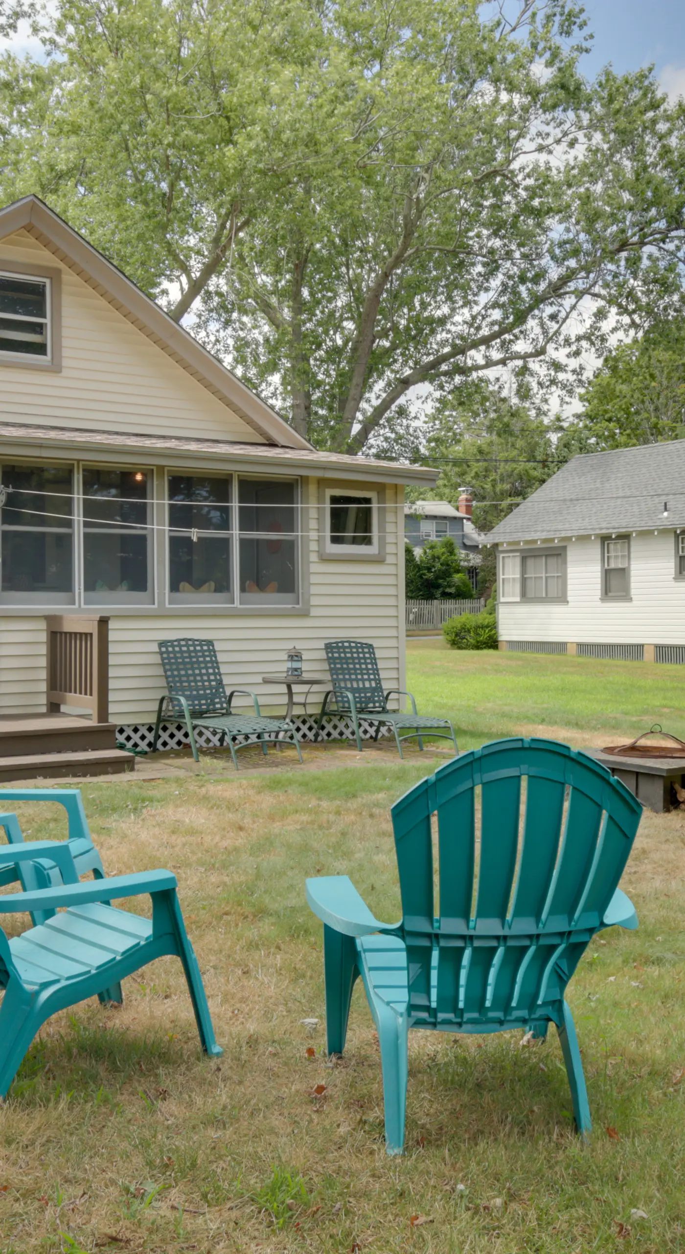 'Grandma's Cottage' w/ Sunroom: Walk to Beach