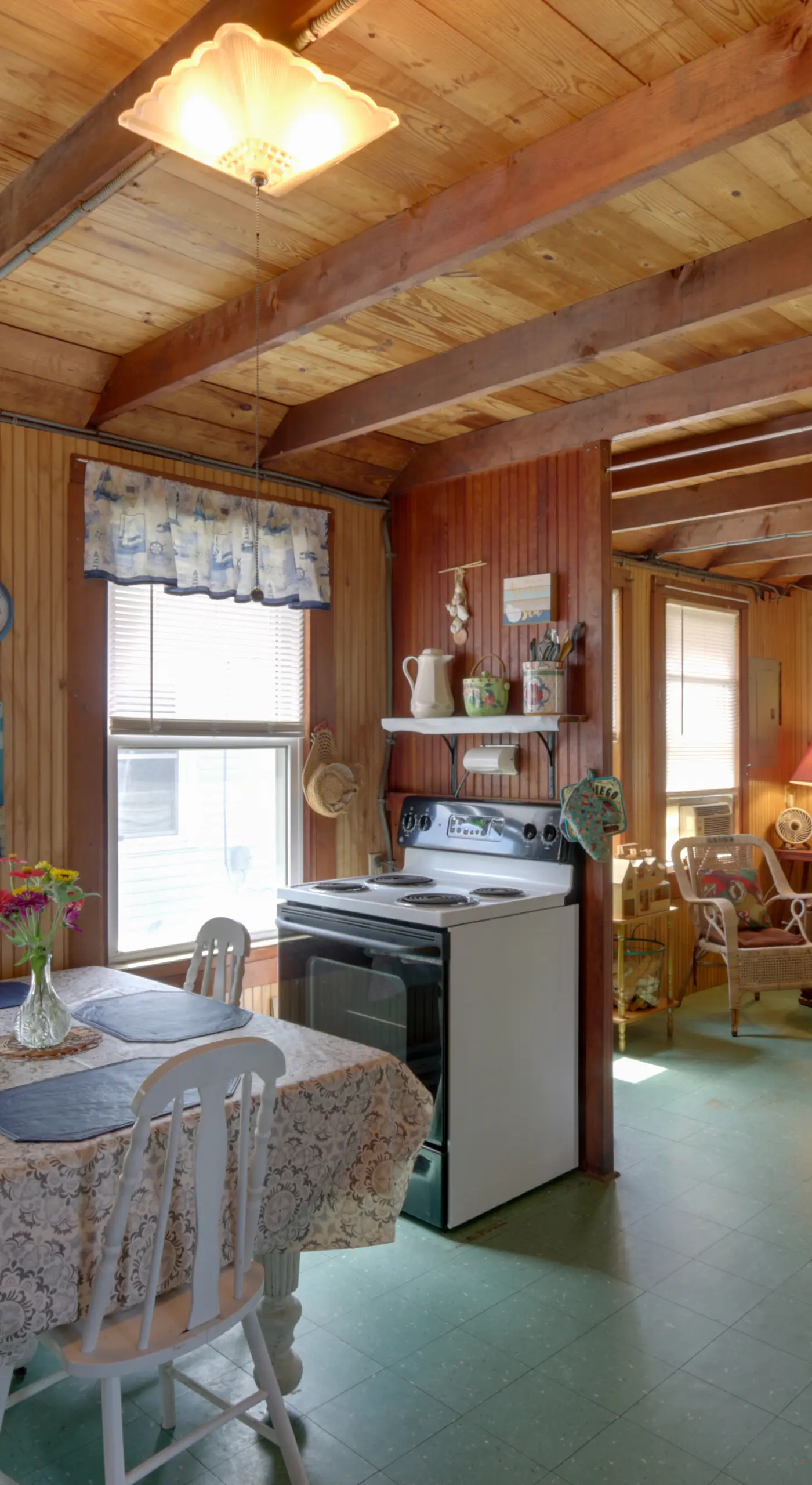 'Grandma's Cottage' w/ Sunroom: Walk to Beach