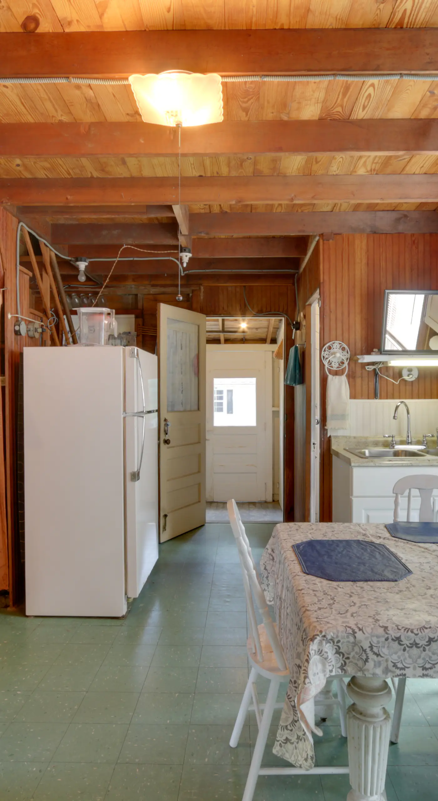 'Grandma's Cottage' w/ Sunroom: Walk to Beach