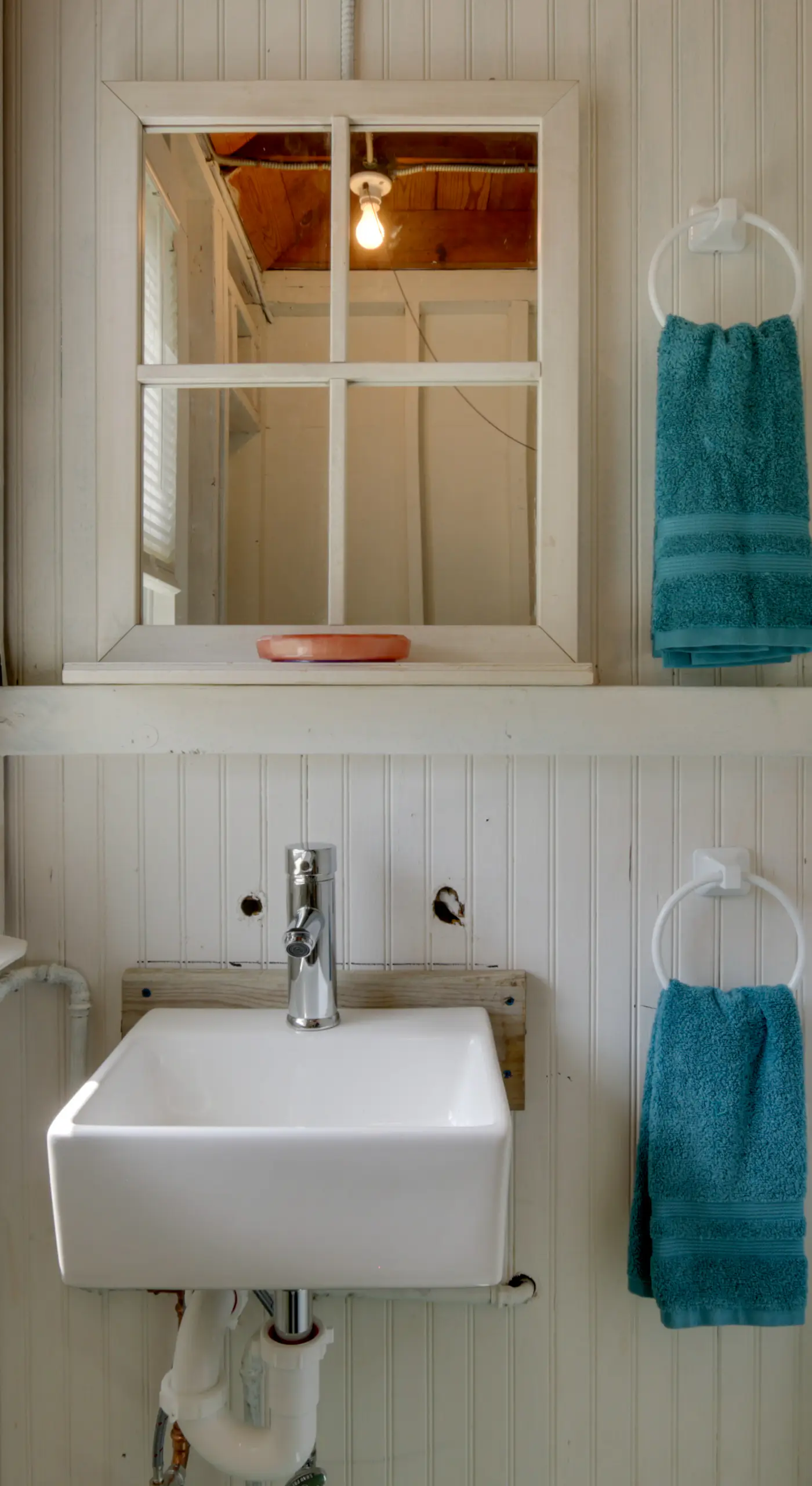 'Grandma's Cottage' w/ Sunroom: Walk to Beach