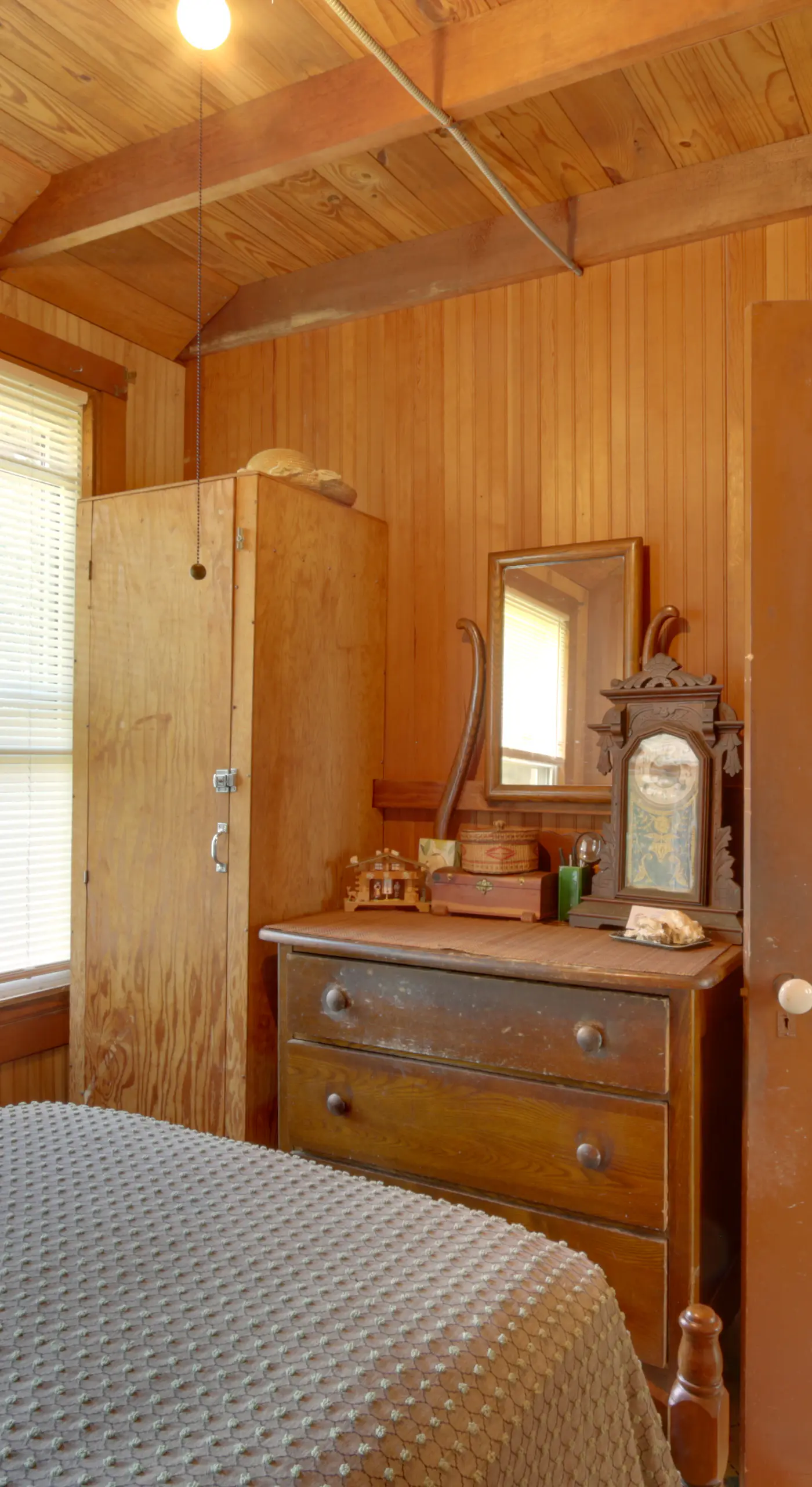 'Grandma's Cottage' w/ Sunroom: Walk to Beach