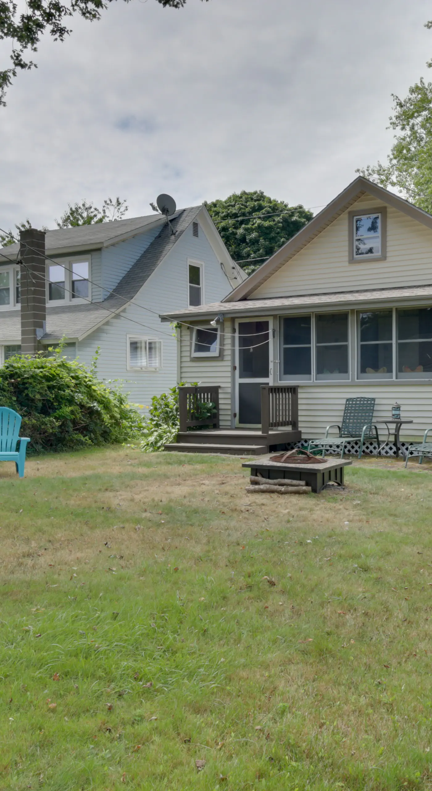 'Grandma's Cottage' w/ Sunroom: Walk to Beach