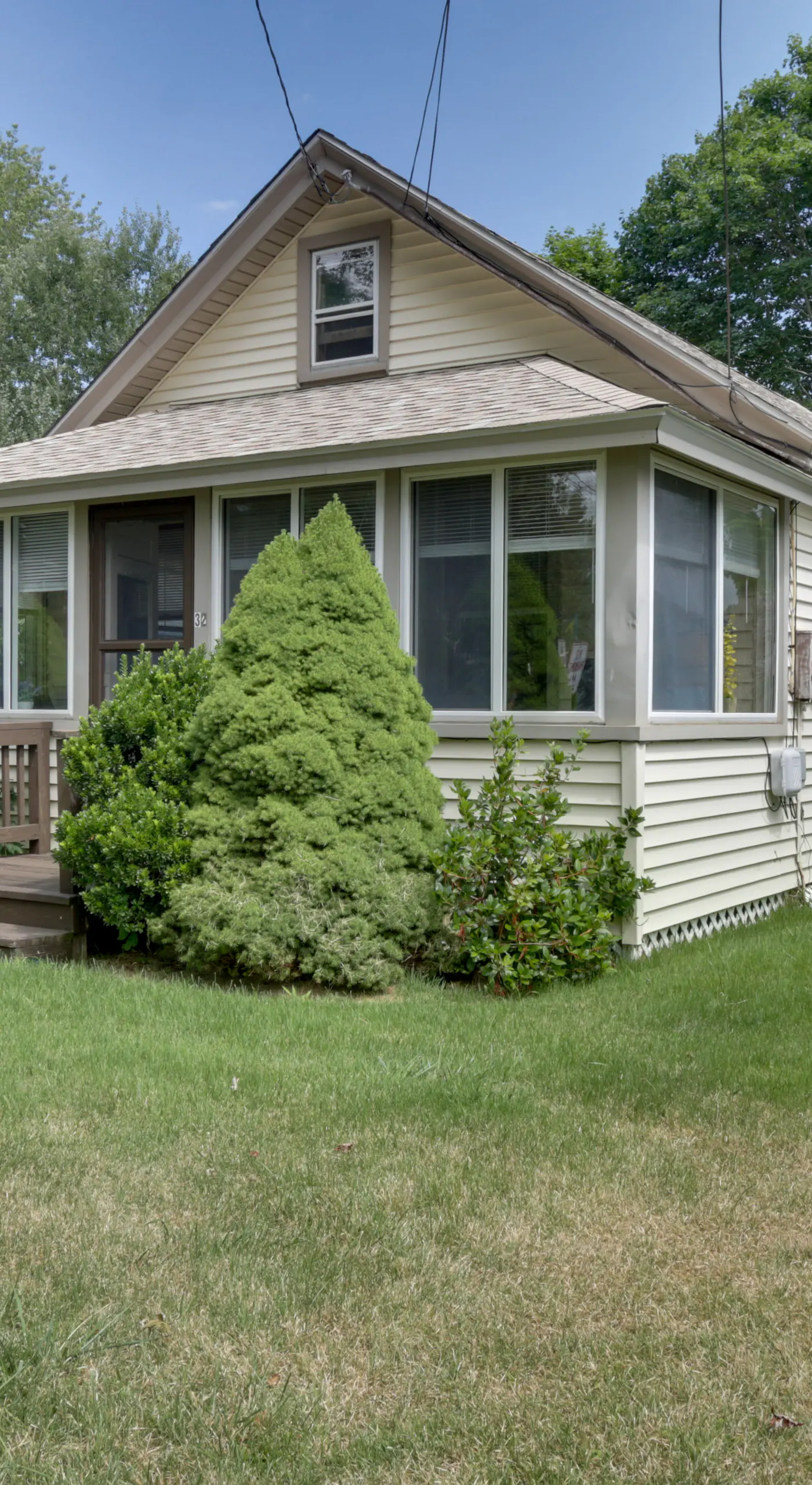 'Grandma's Cottage' w/ Sunroom: Walk to Beach
