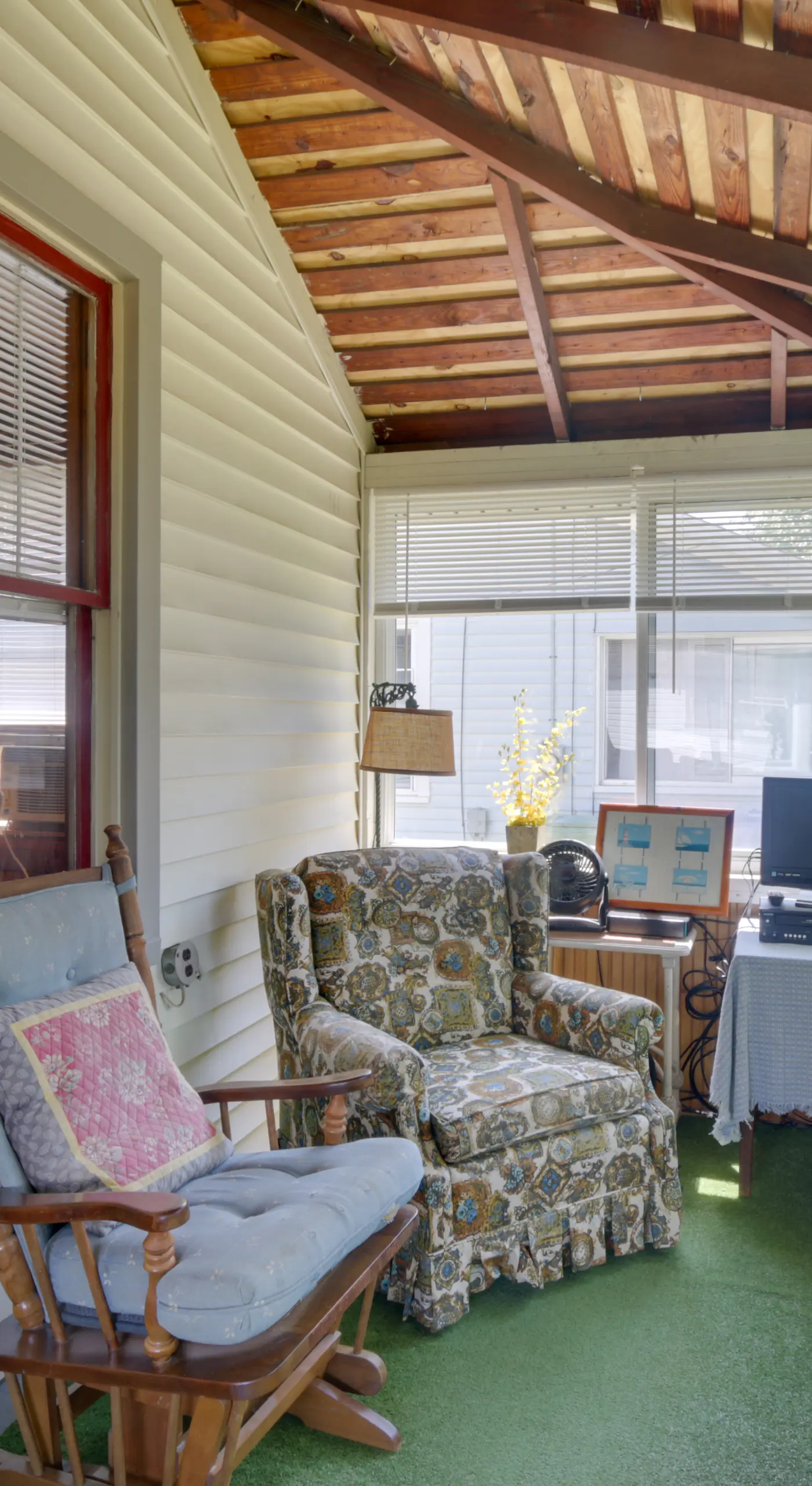 'Grandma's Cottage' w/ Sunroom: Walk to Beach