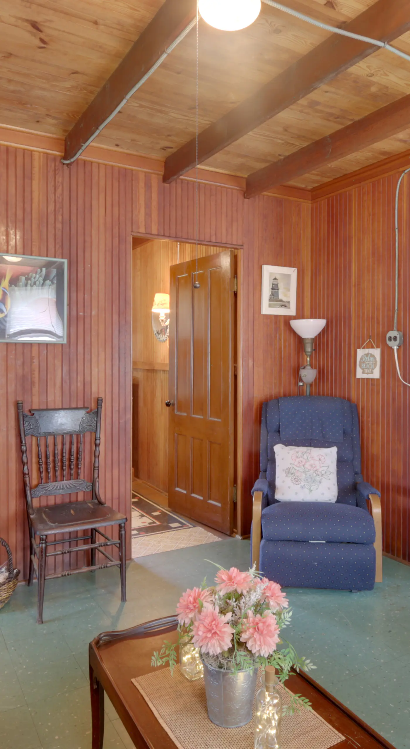 'Grandma's Cottage' w/ Sunroom: Walk to Beach