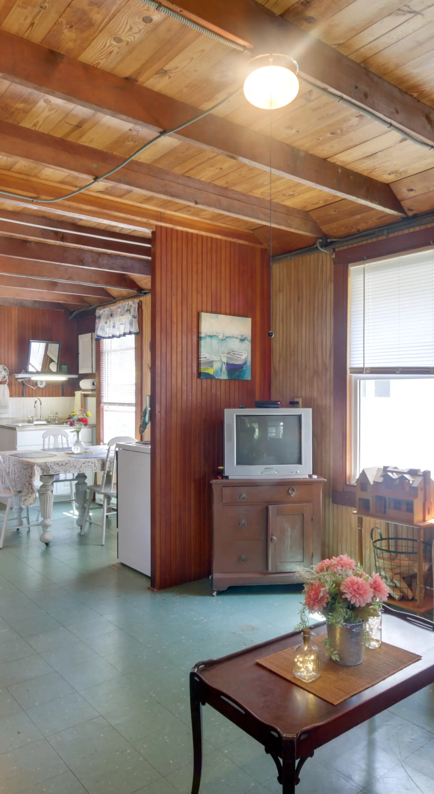 'Grandma's Cottage' w/ Sunroom: Walk to Beach