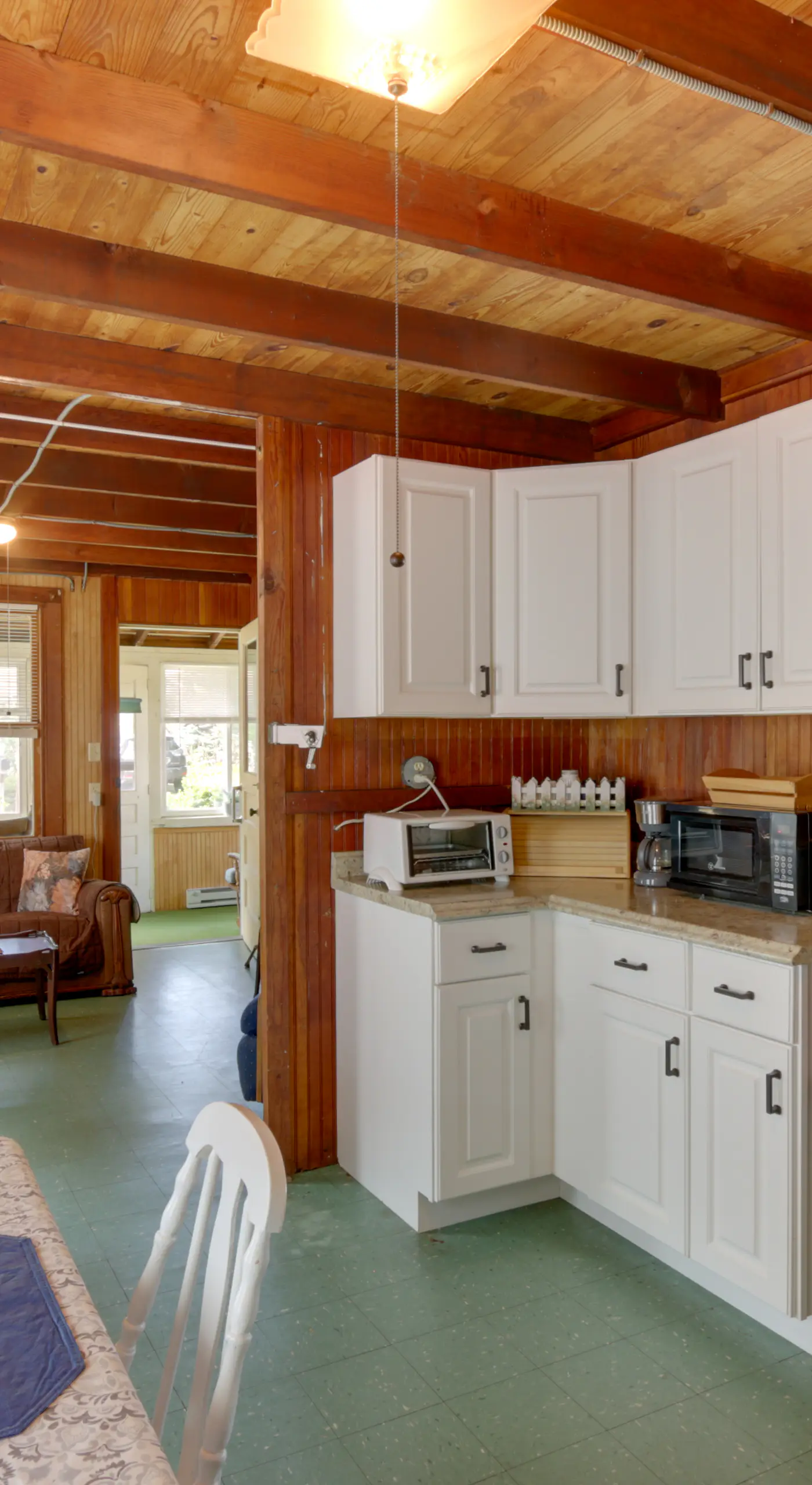 'Grandma's Cottage' w/ Sunroom: Walk to Beach