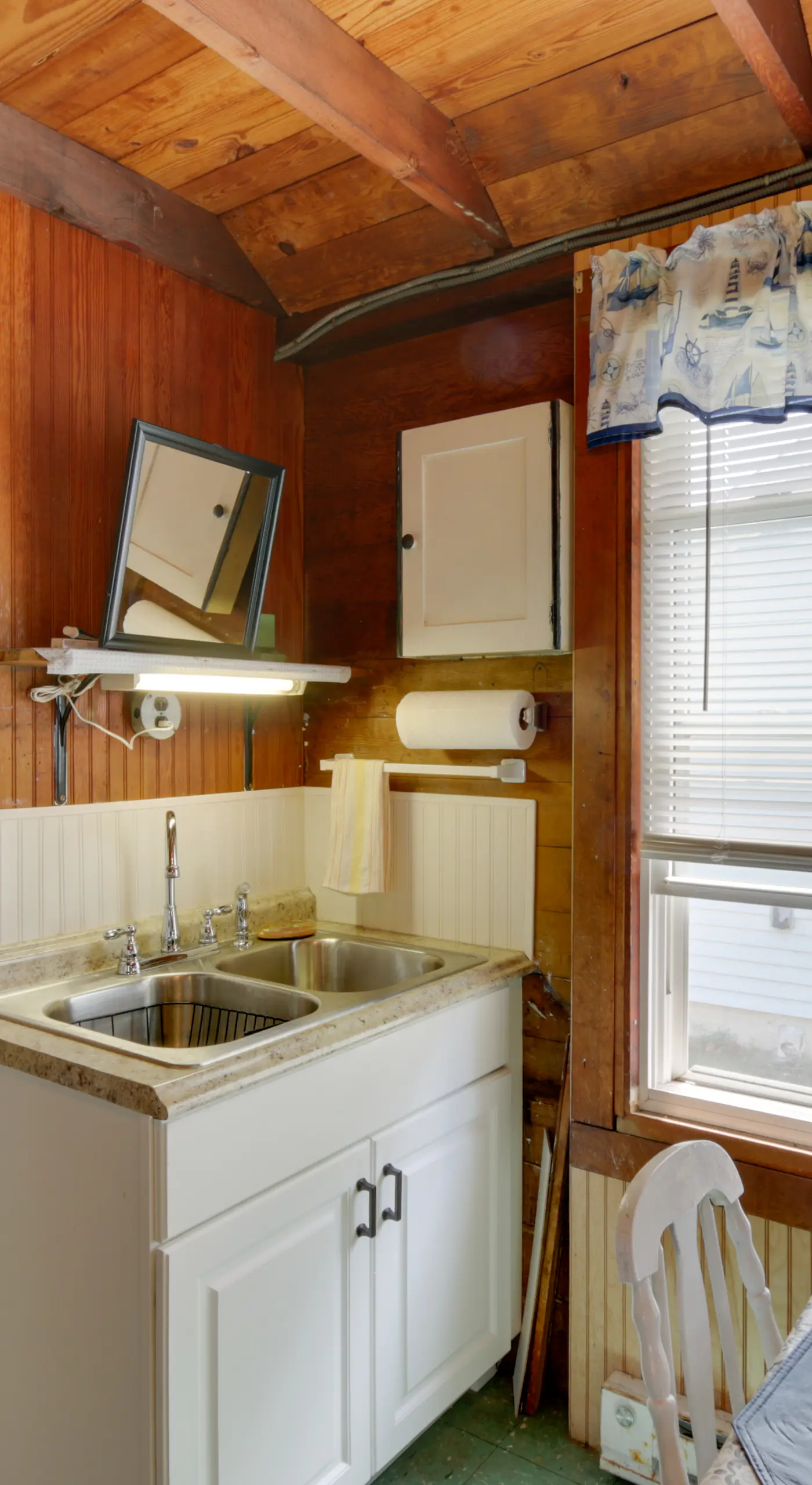 'Grandma's Cottage' w/ Sunroom: Walk to Beach