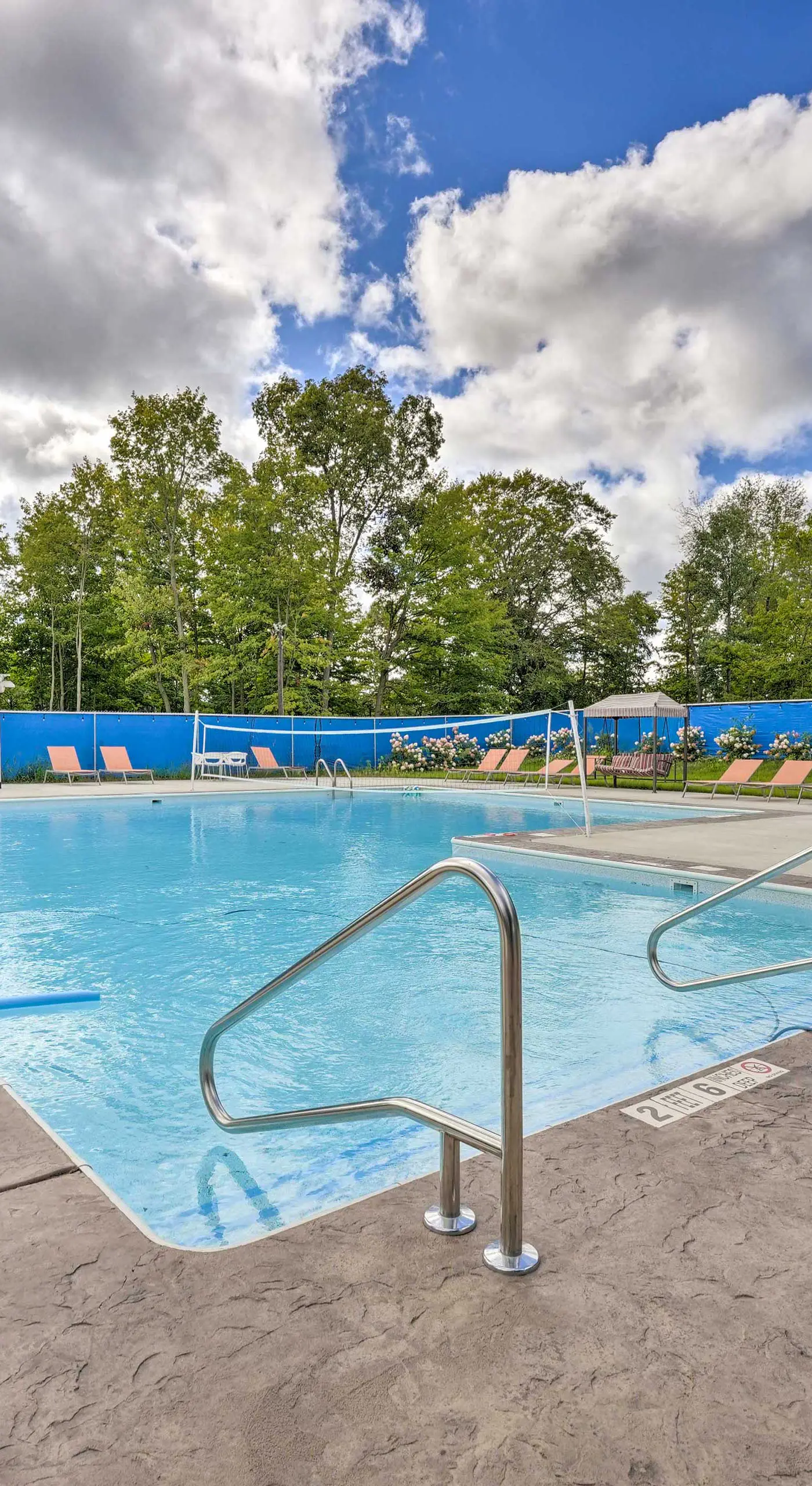 Cozy Cabin: Community Pool & Lakefront Beach!