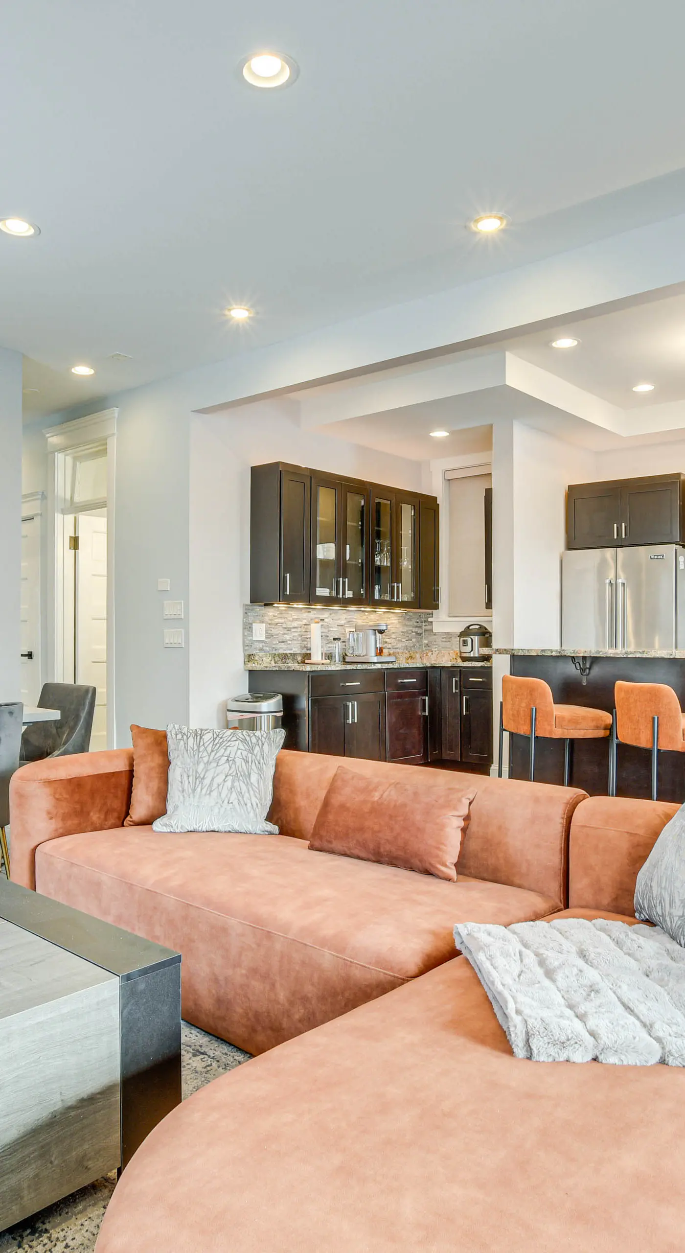 Spacious Condo w/ Deck ~ 3 Mi to Downtown Chicago!