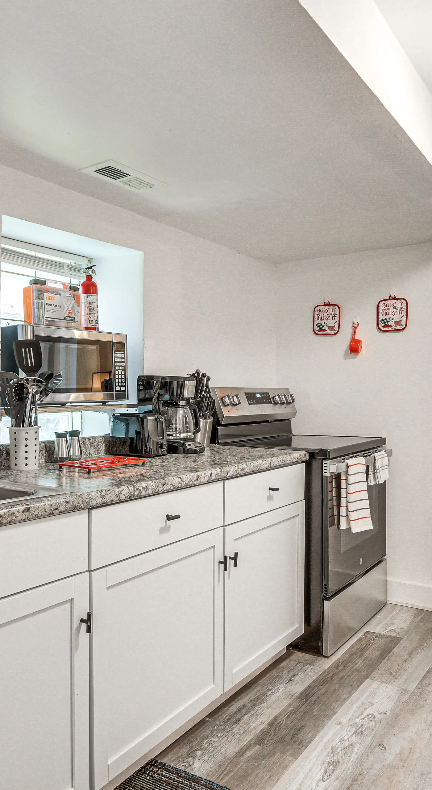 Dog-Friendly Apt w/ Yard: 10 Mi to Downtown