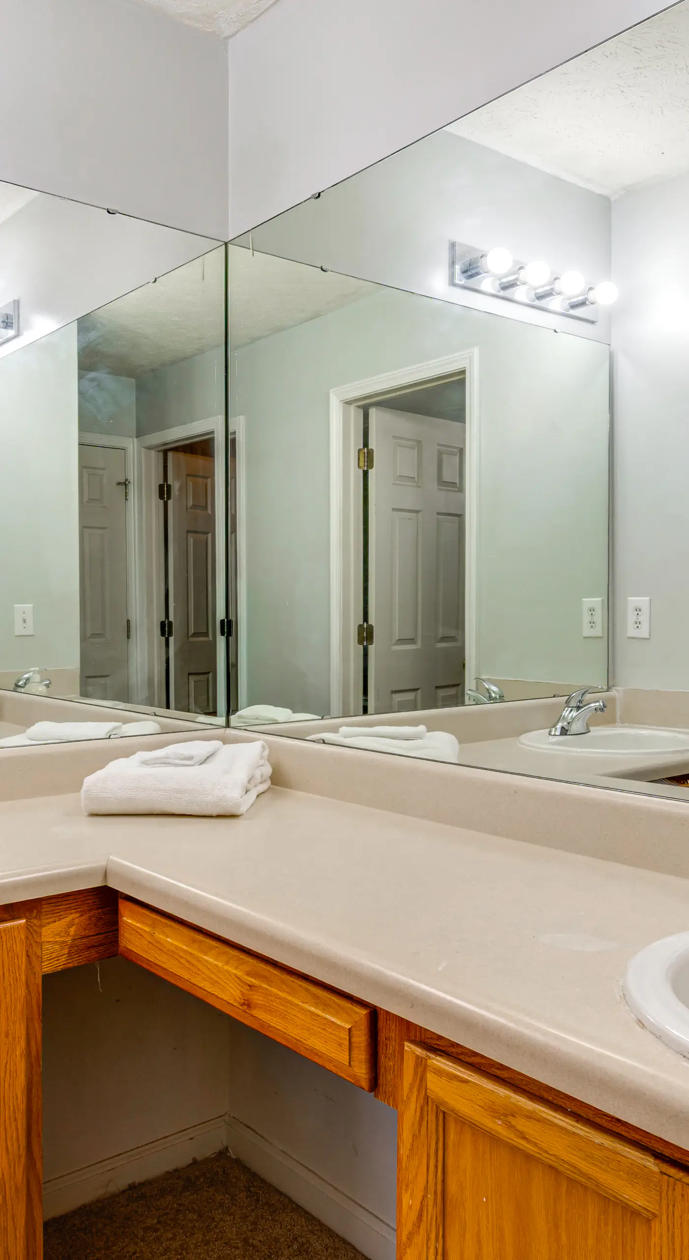 Quiet + Convenient! 2-Story Townhouse in NW Indy