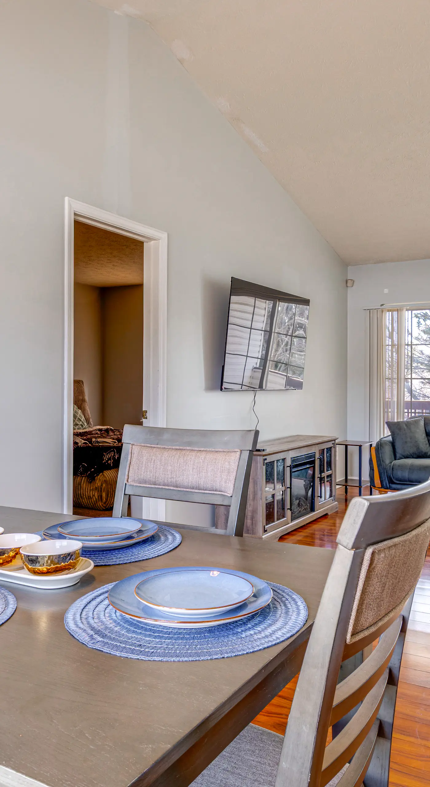 Quiet + Convenient! 2-Story Townhouse in NW Indy
