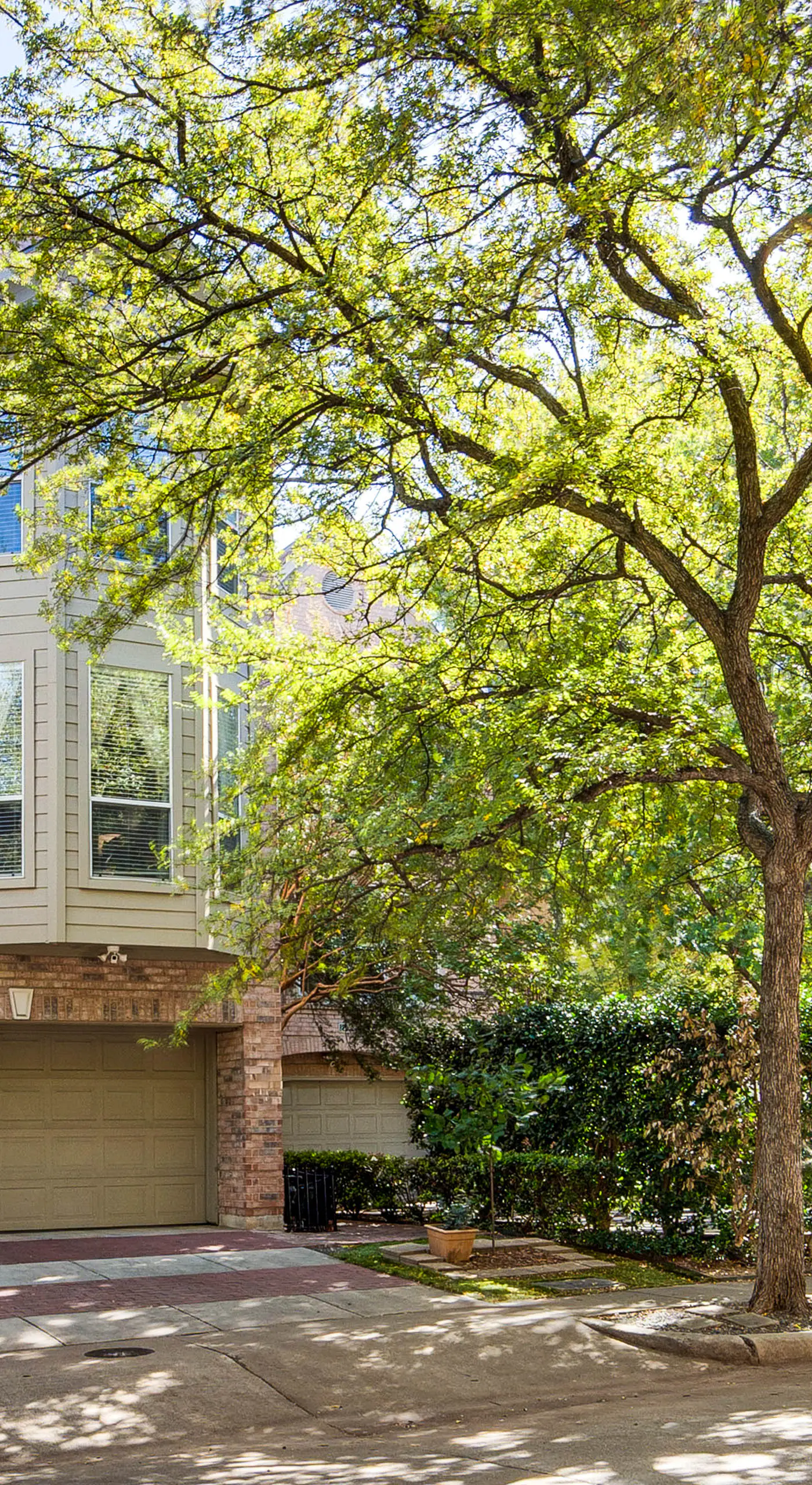 Uptown Dallas Group Getaway Near Art, Eats & More!