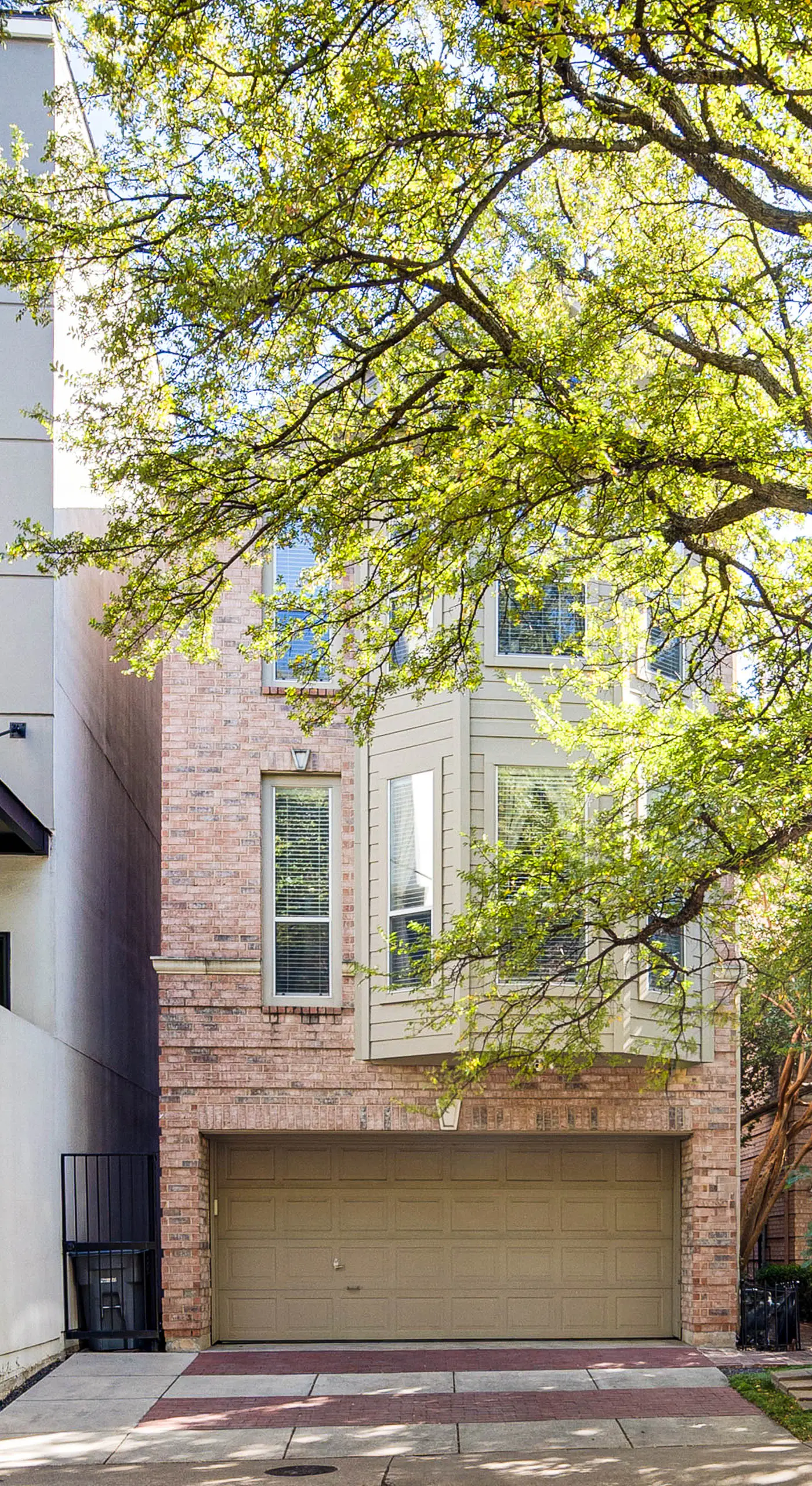 Uptown Dallas Group Getaway Near Art, Eats & More!