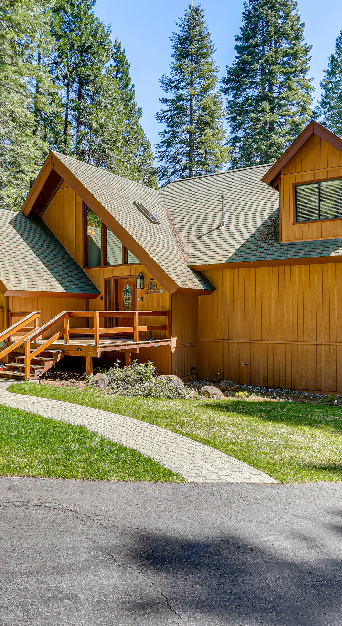 Spacious Retreat w/ Backyard: 1 Mi to Lake Almanor