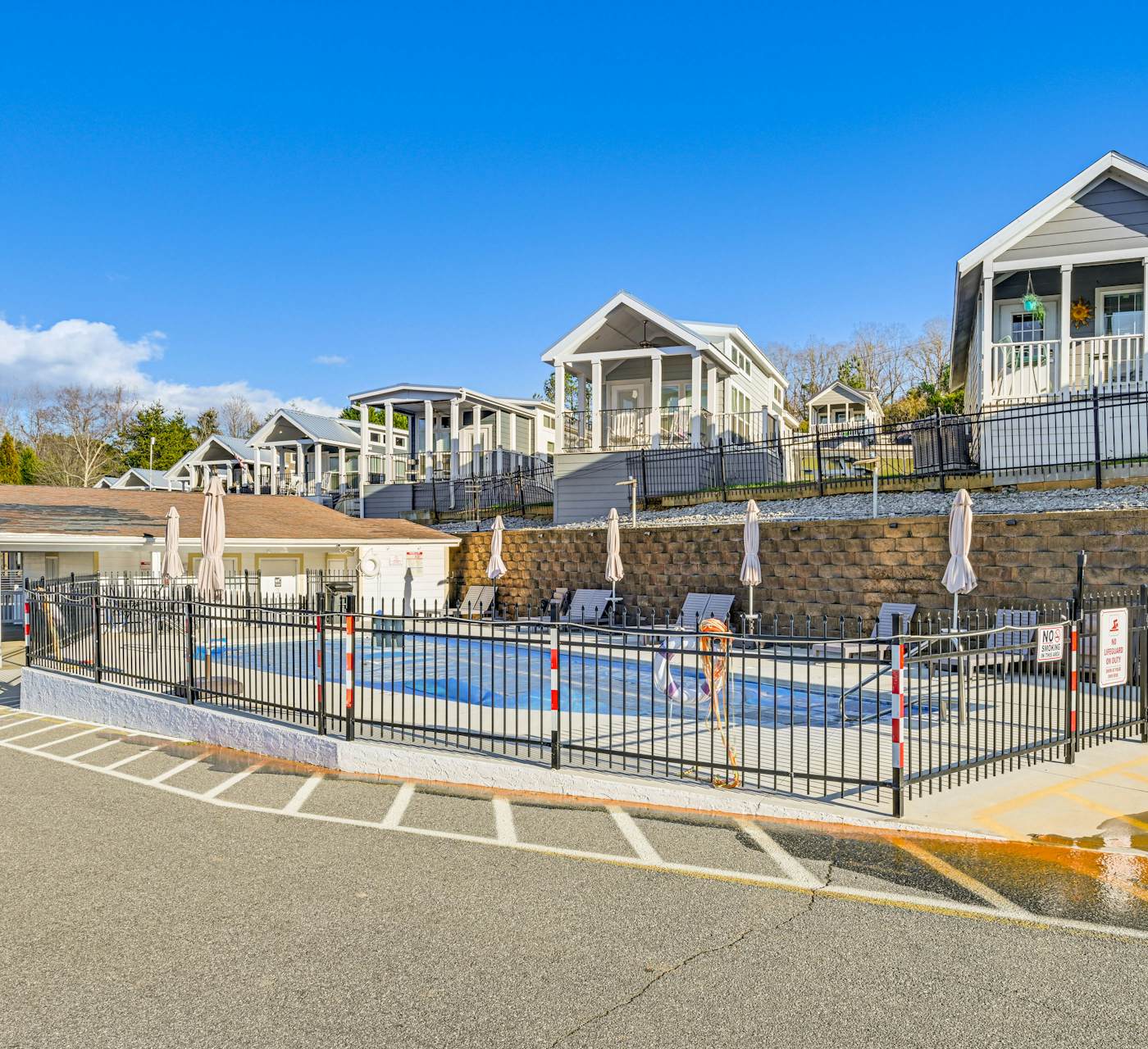 Waterfront Living & Resort Perks! Lake Norman Stay
