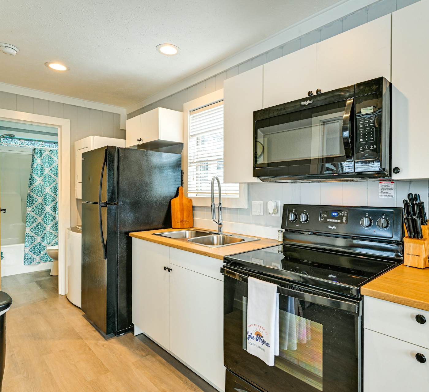 Waterfront Living & Resort Perks! Lake Norman Stay