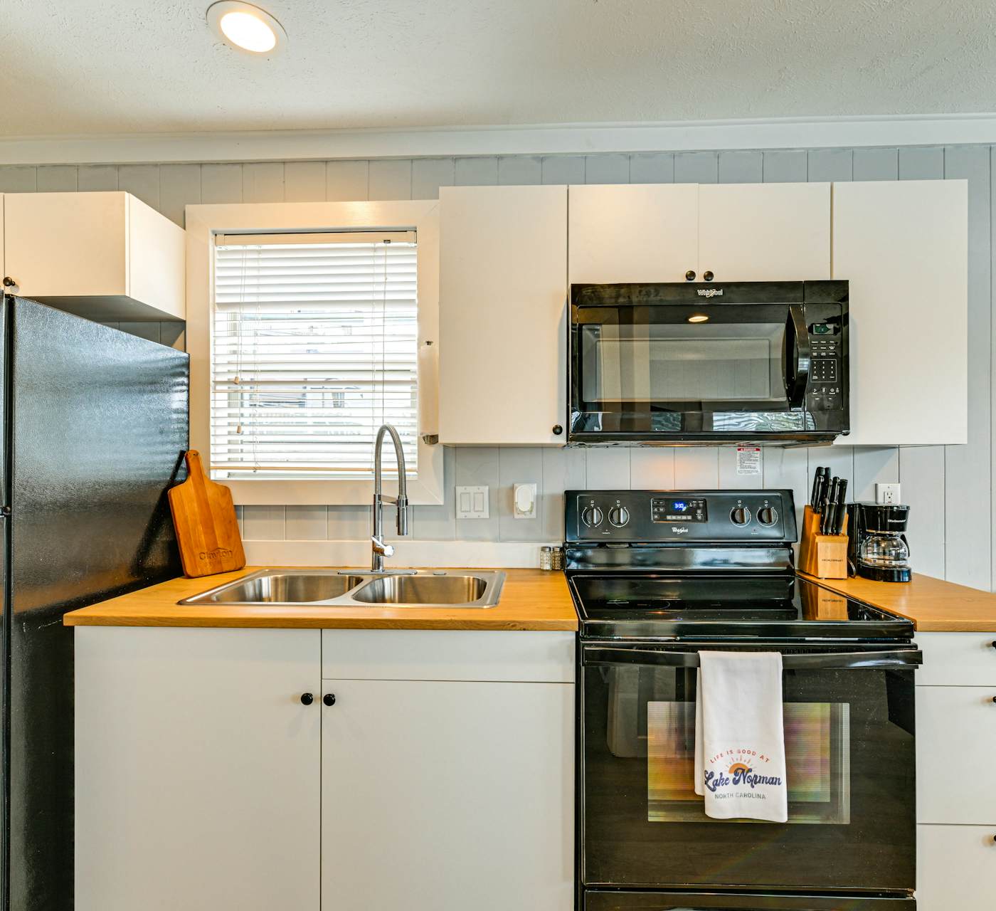 Waterfront Living & Resort Perks! Lake Norman Stay