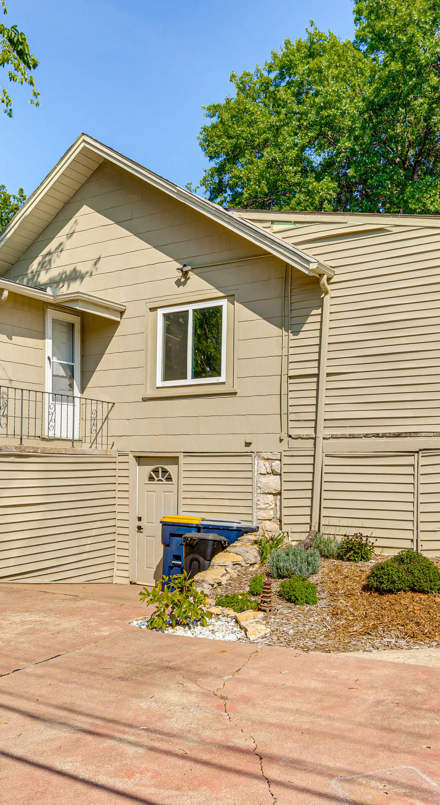 Private Porch! Charming Stay 6 Mi to Arrowhead
