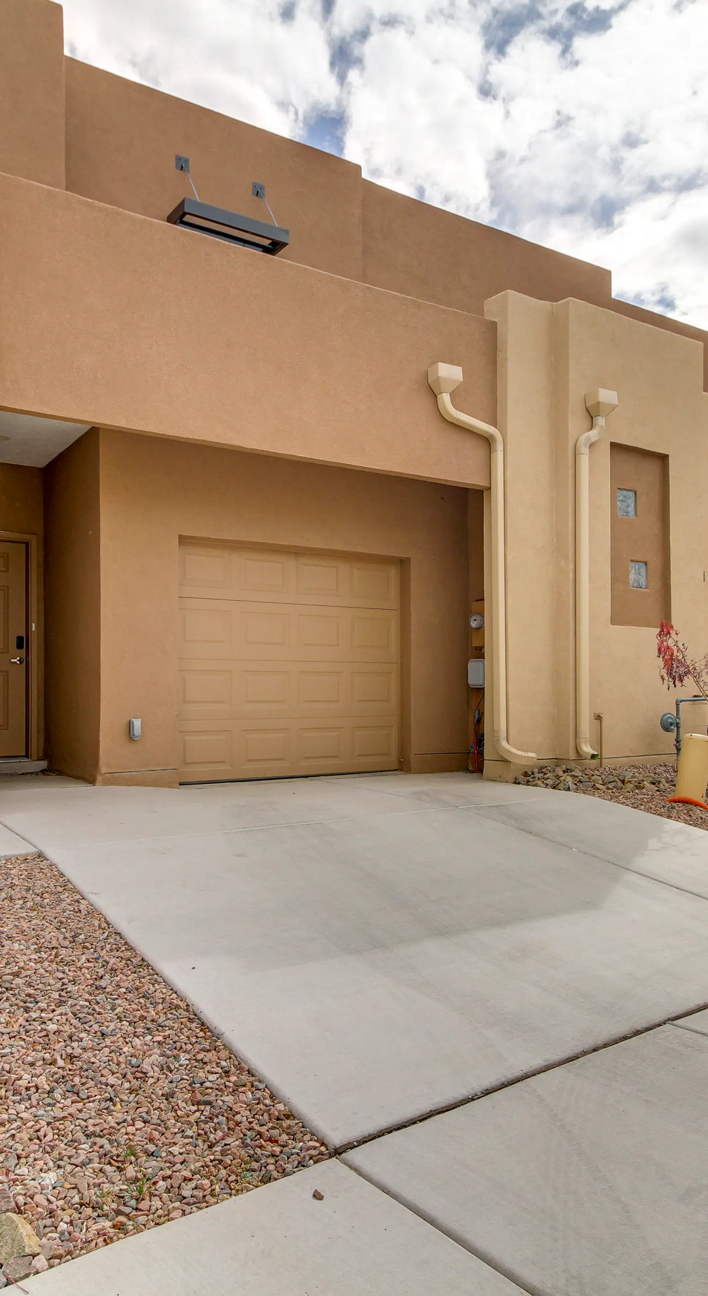3 Mi to Old Town: Albuquerque Townhome w/ Yard!
