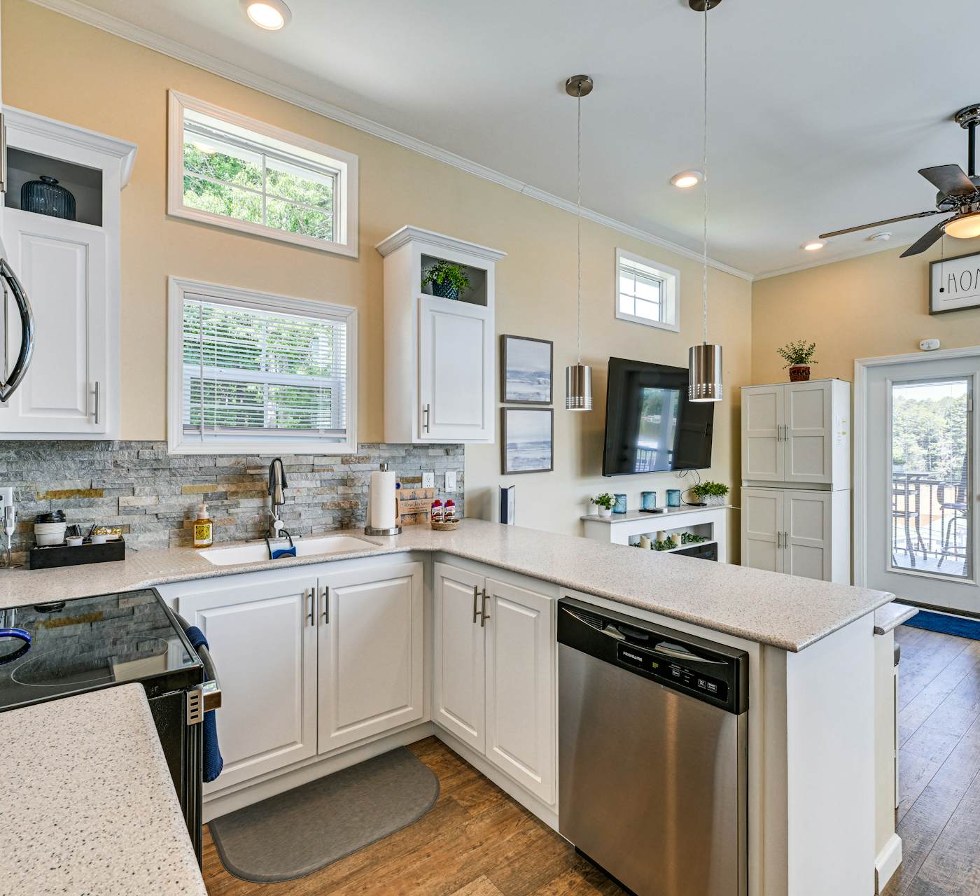 Lake View Tiny Home w/ Pool Access