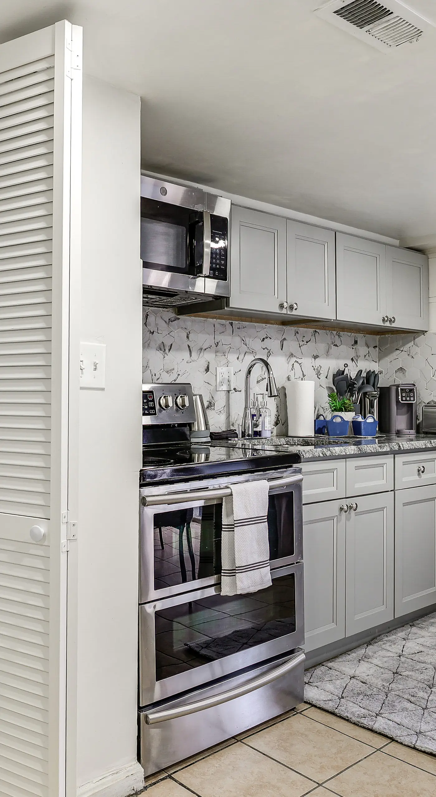 Walk to Patterson Park! Pet-Friendly Townhome