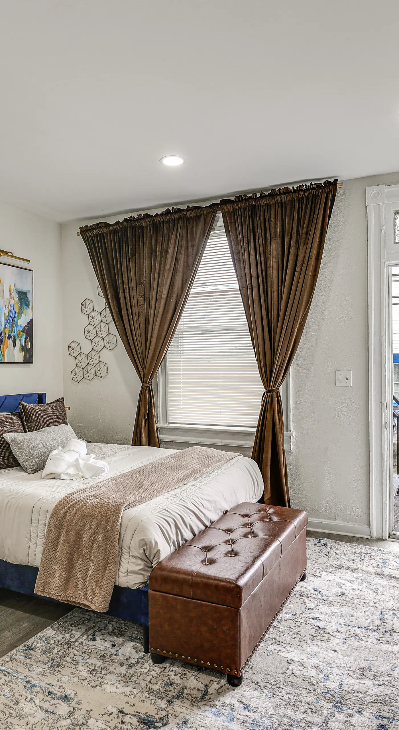 Walk to Patterson Park! Pet-Friendly Townhome