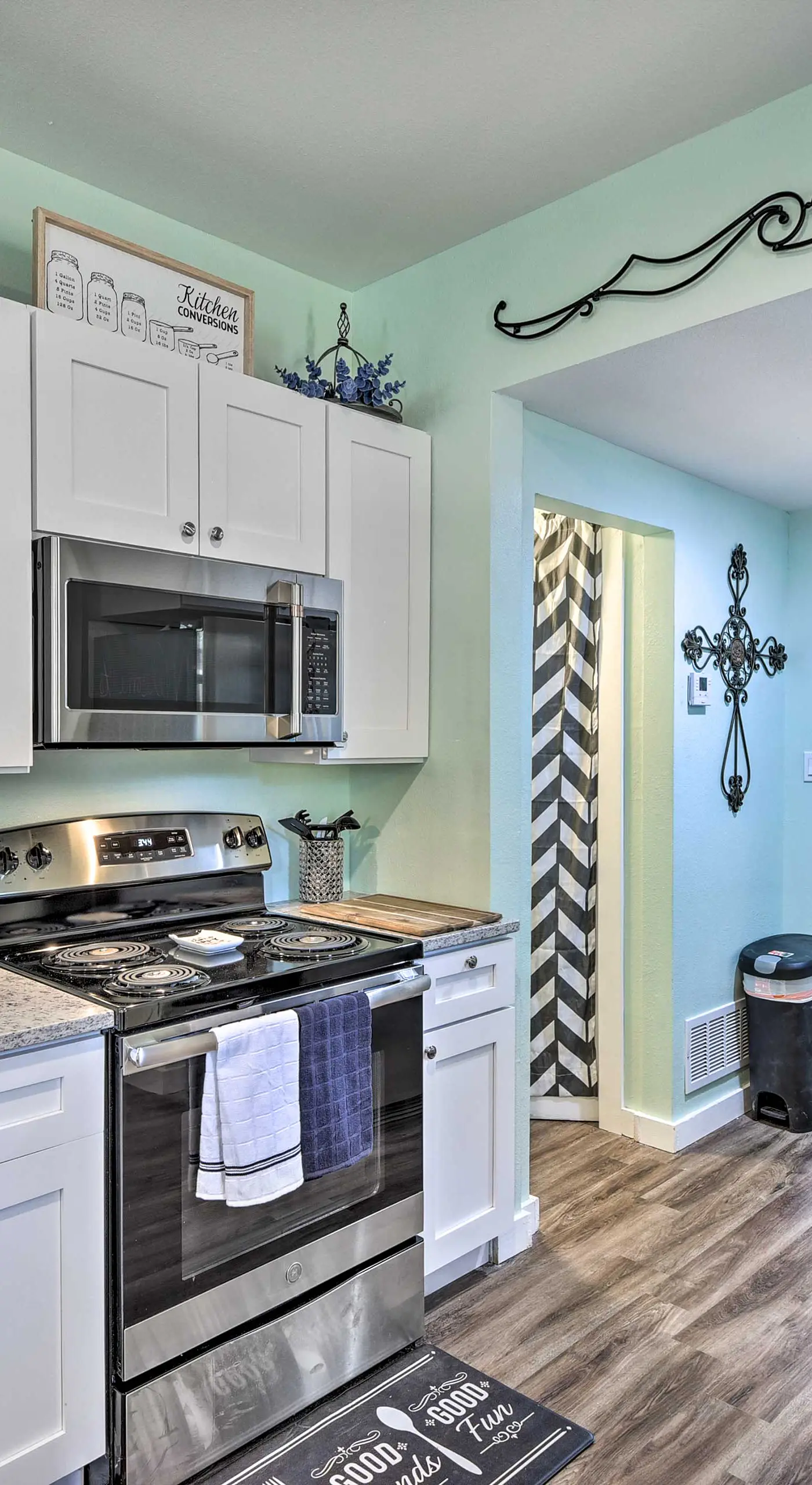 1 Mi to UTA: Arlington Elm Cottage w/ Fenced Yard