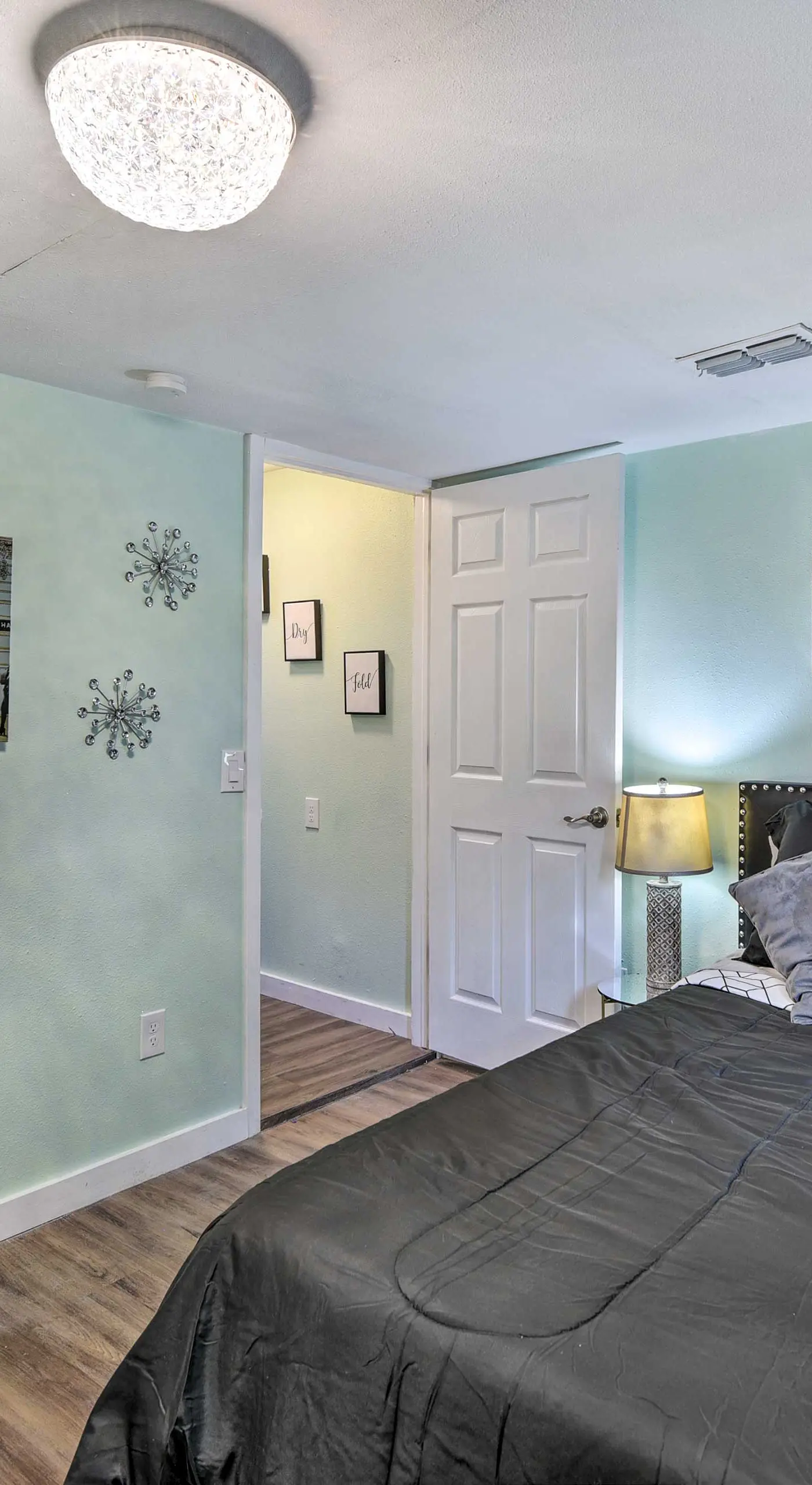 1 Mi to UTA: Arlington Elm Cottage w/ Fenced Yard