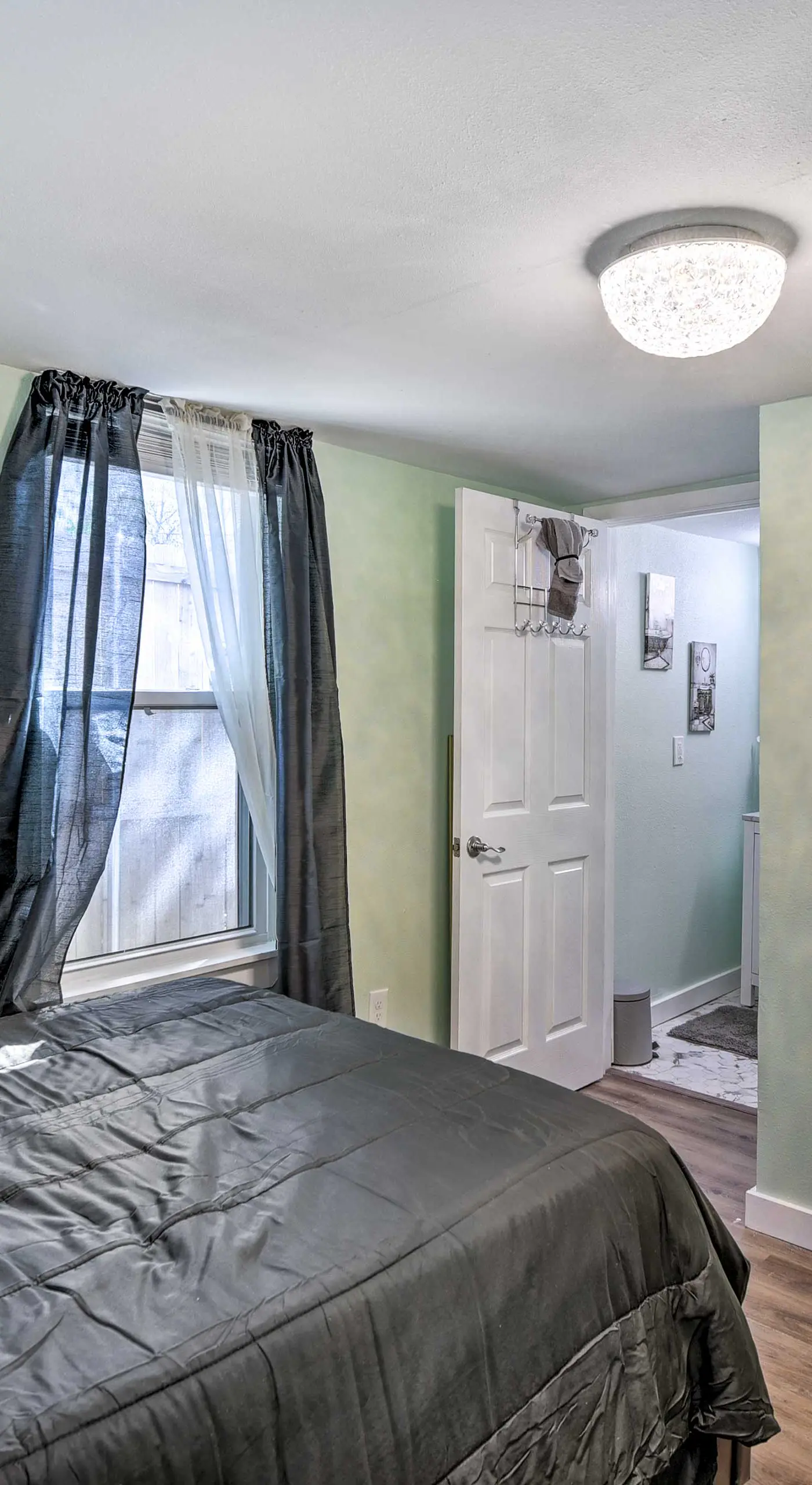 1 Mi to UTA: Arlington Elm Cottage w/ Fenced Yard