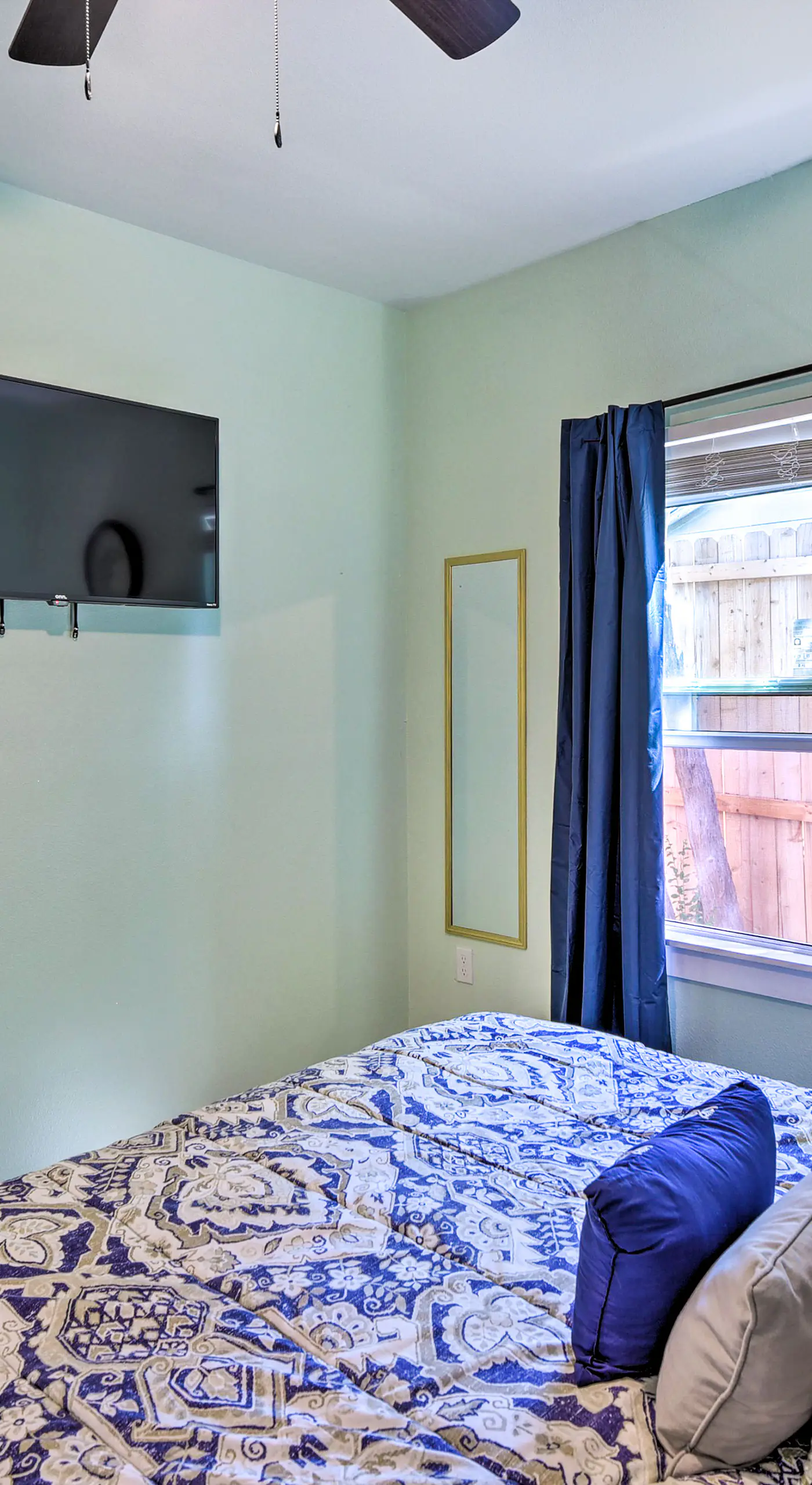 1 Mi to UTA: Arlington Elm Cottage w/ Fenced Yard