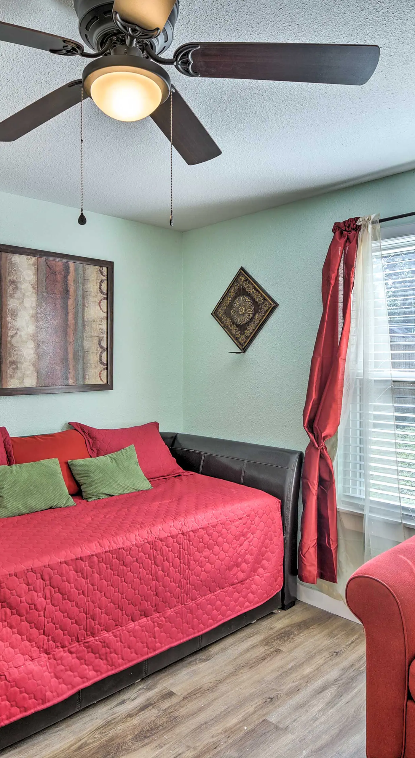 1 Mi to UTA: Arlington Elm Cottage w/ Fenced Yard