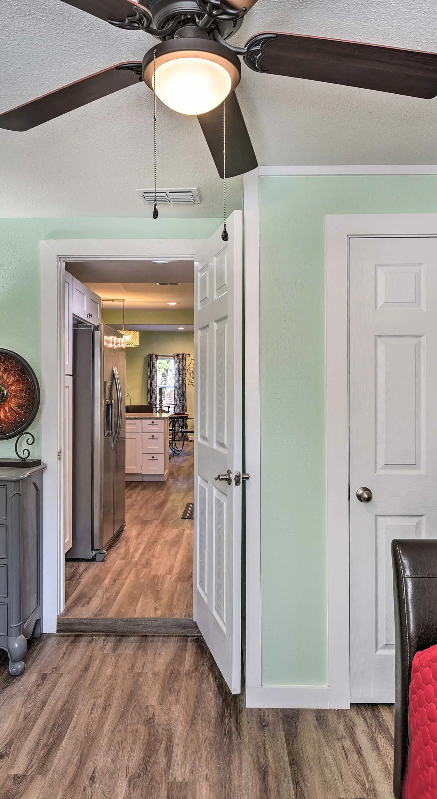 1 Mi to UTA: Arlington Elm Cottage w/ Fenced Yard