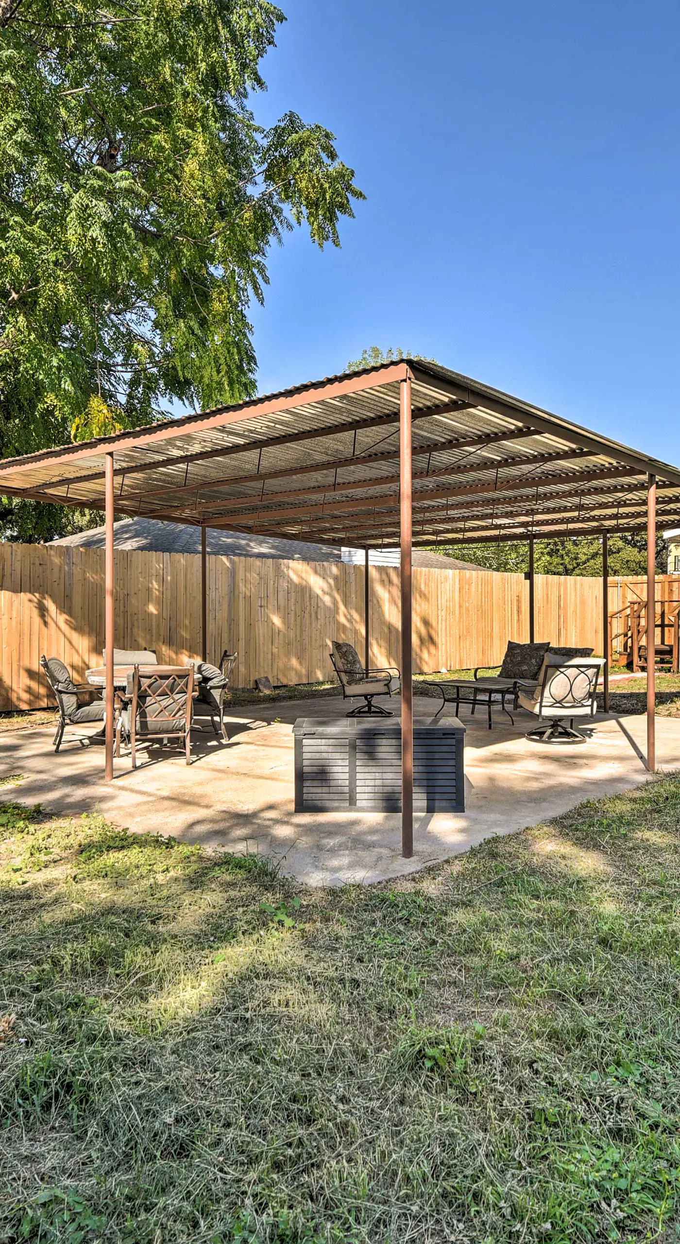 1 Mi to UTA: Arlington Elm Cottage w/ Fenced Yard