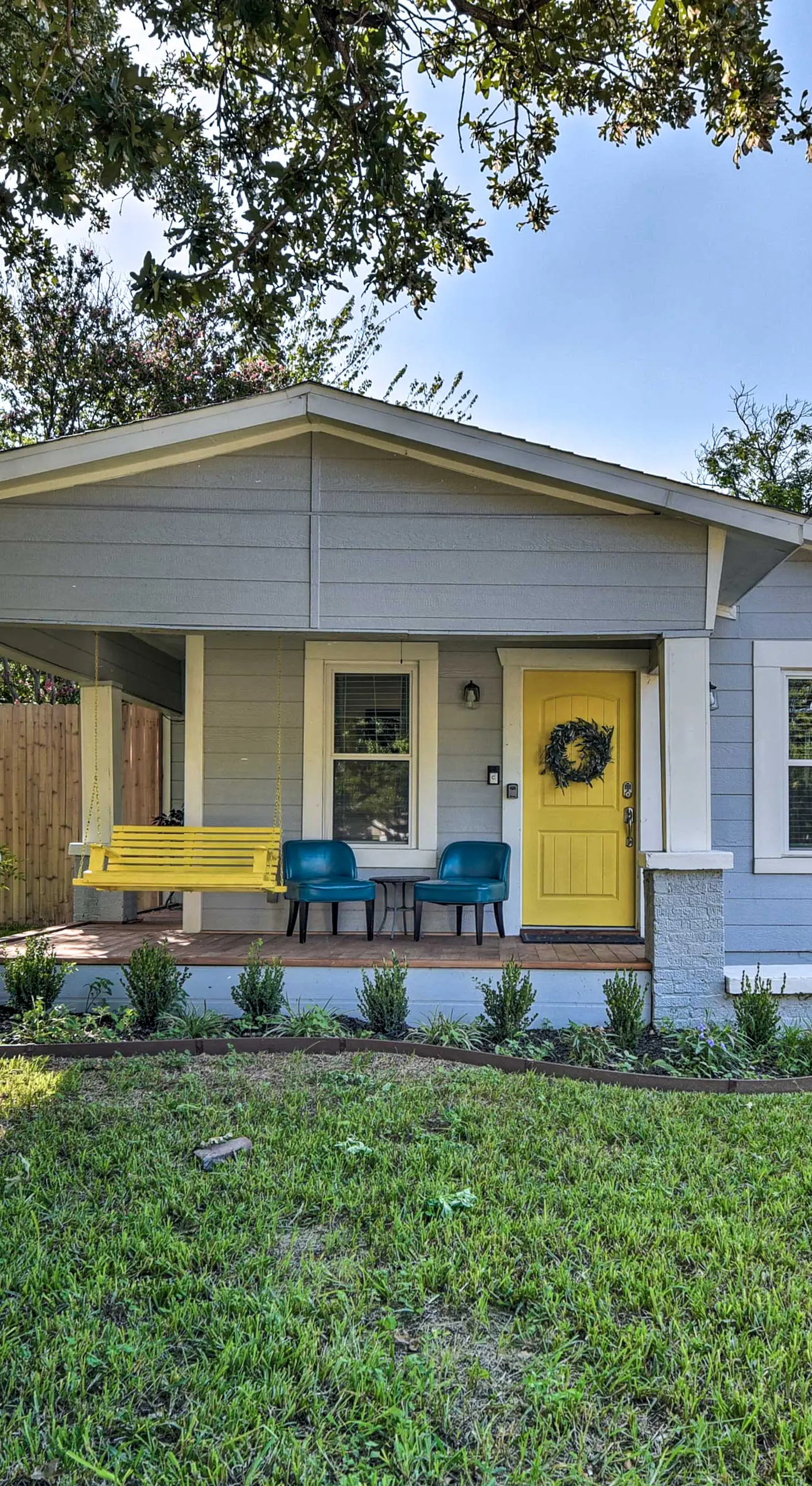 1 Mi to UTA: Arlington Elm Cottage w/ Fenced Yard