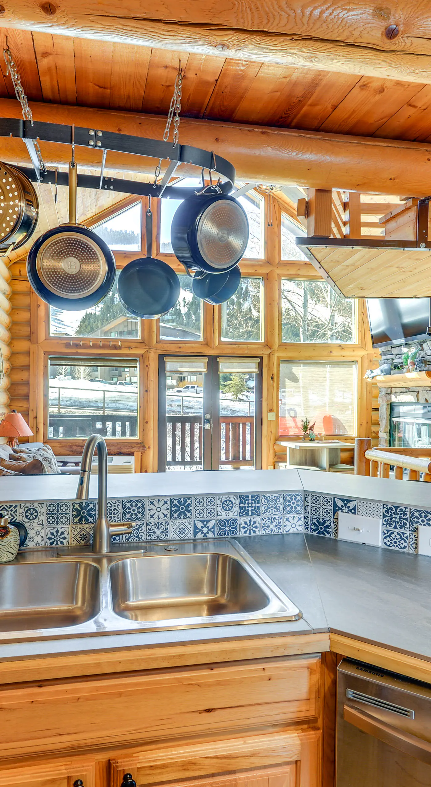 Cozy Mountain Condo Across From Snow King Ski Mtn!
