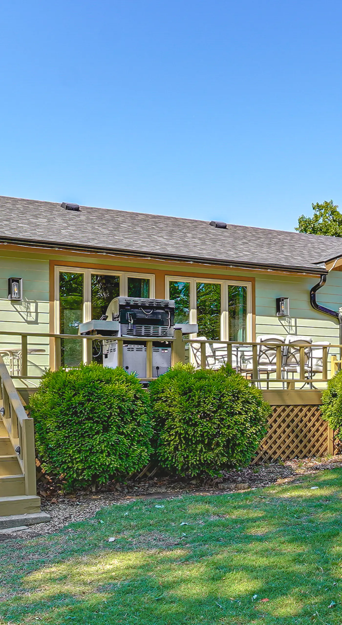 Kayaks & Boat Dock: Waterfront Home in Grove