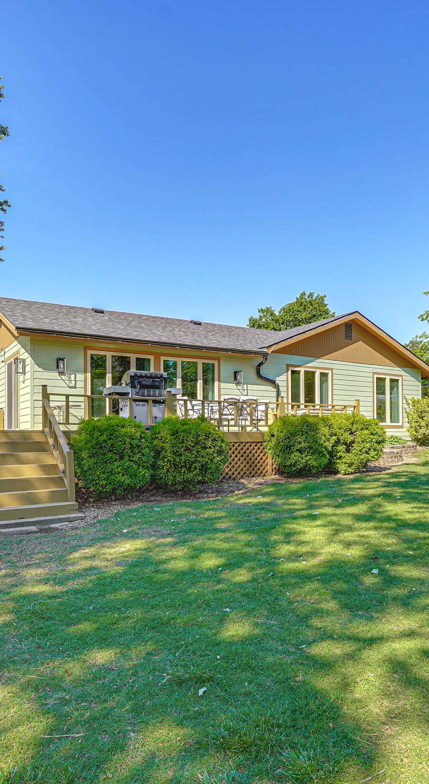 Kayaks & Boat Dock: Waterfront Home in Grove