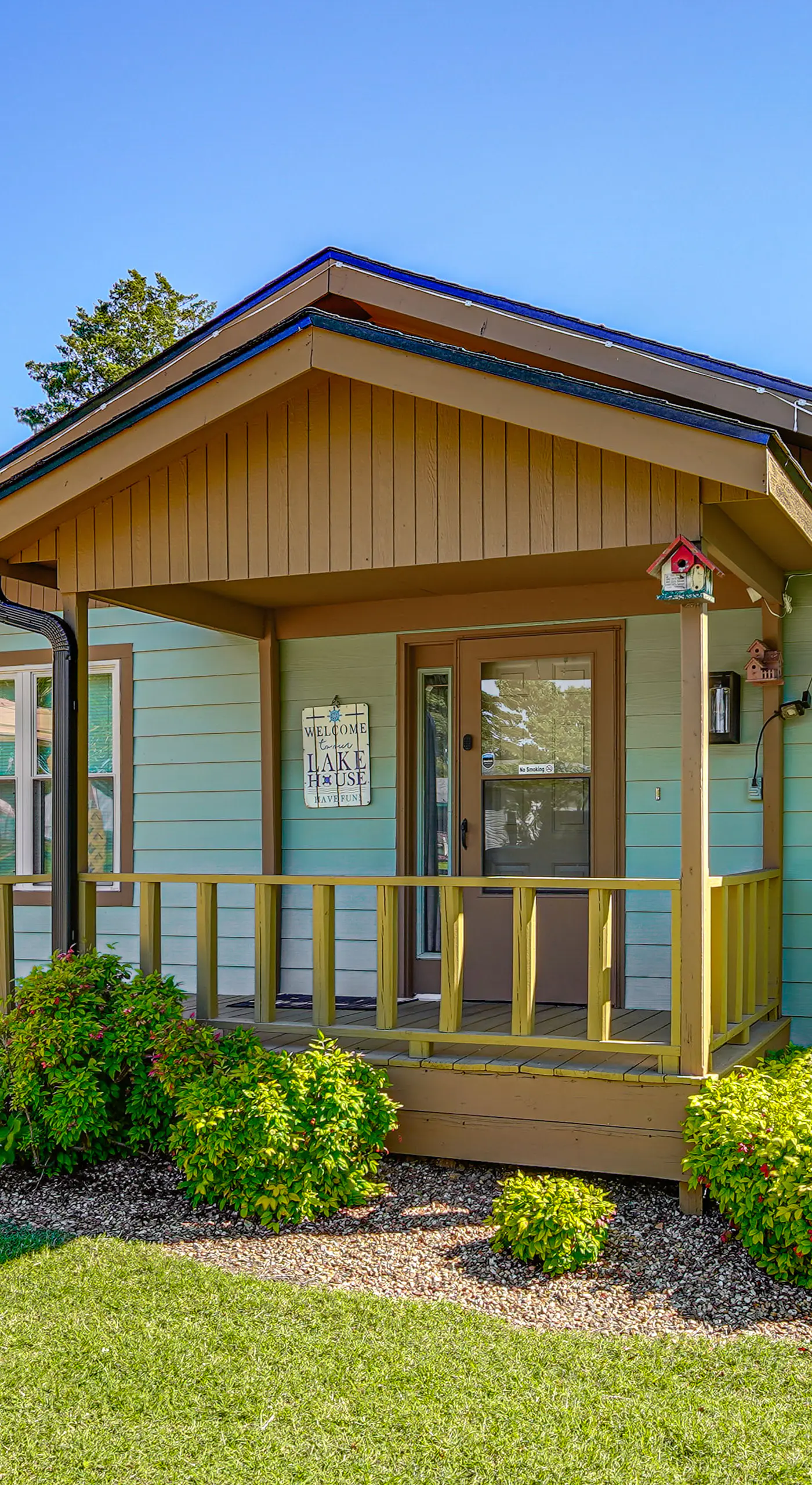 Kayaks & Boat Dock: Waterfront Home in Grove