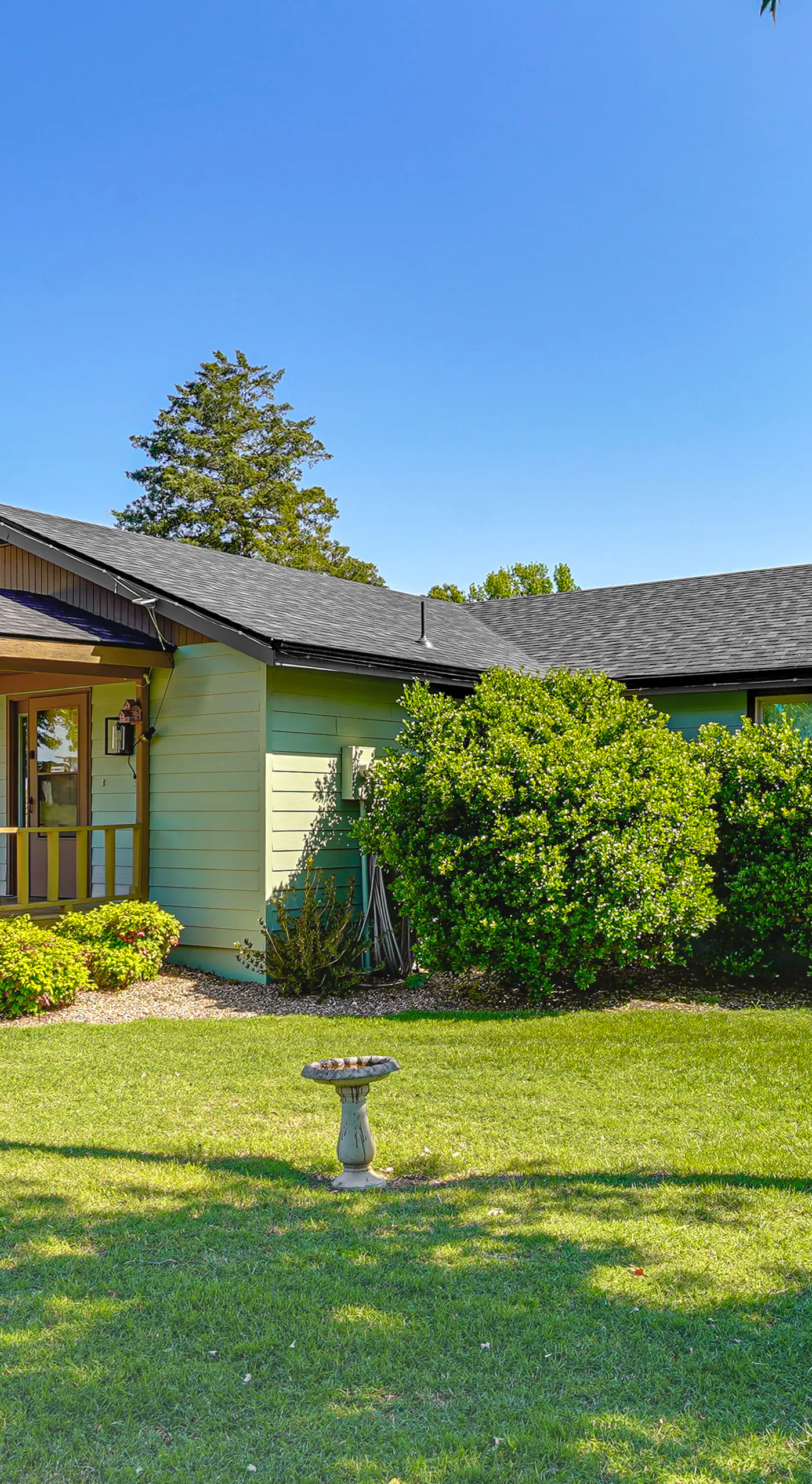 Kayaks & Boat Dock: Waterfront Home in Grove