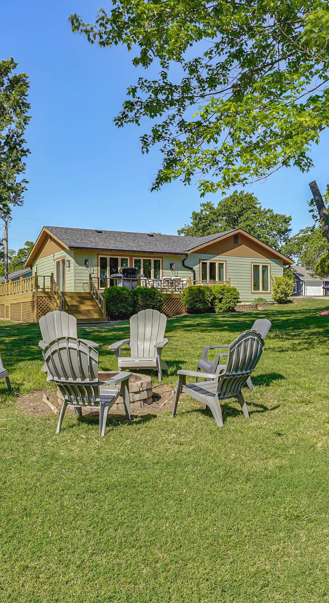 Kayaks & Boat Dock: Waterfront Home in Grove