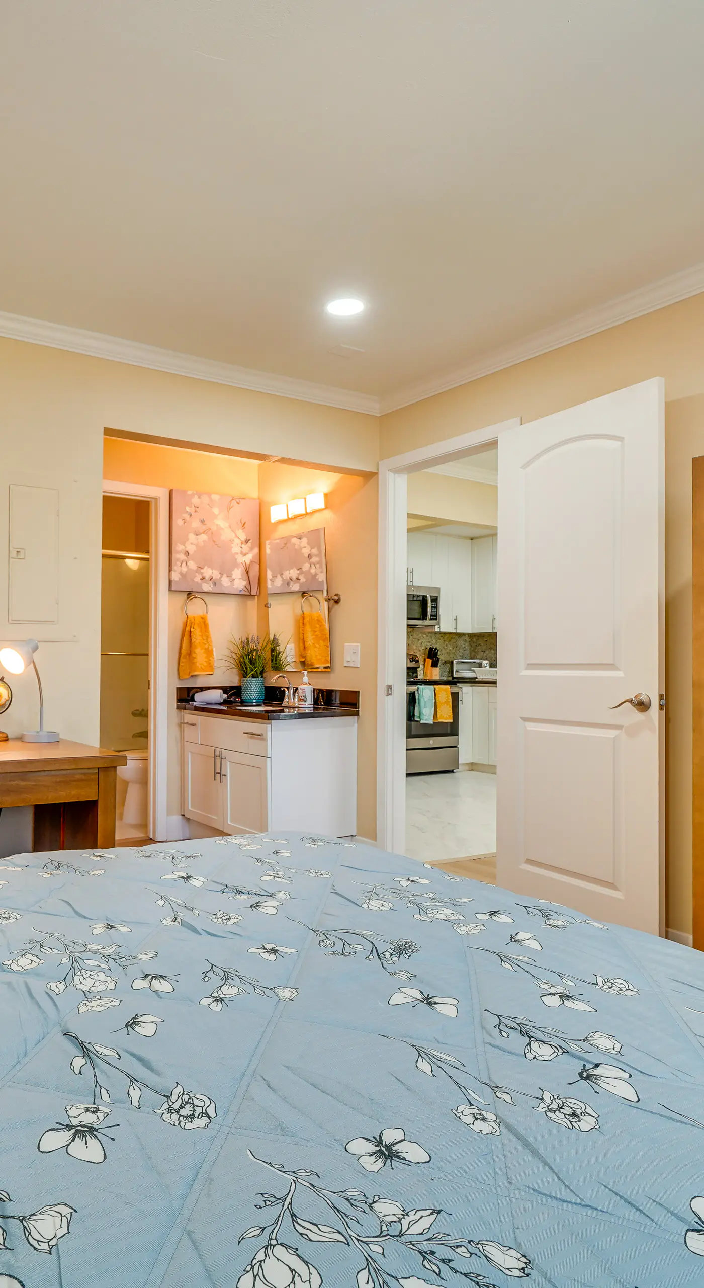 Walkable Pleasanton Condo Near Downtown w/ Balcony