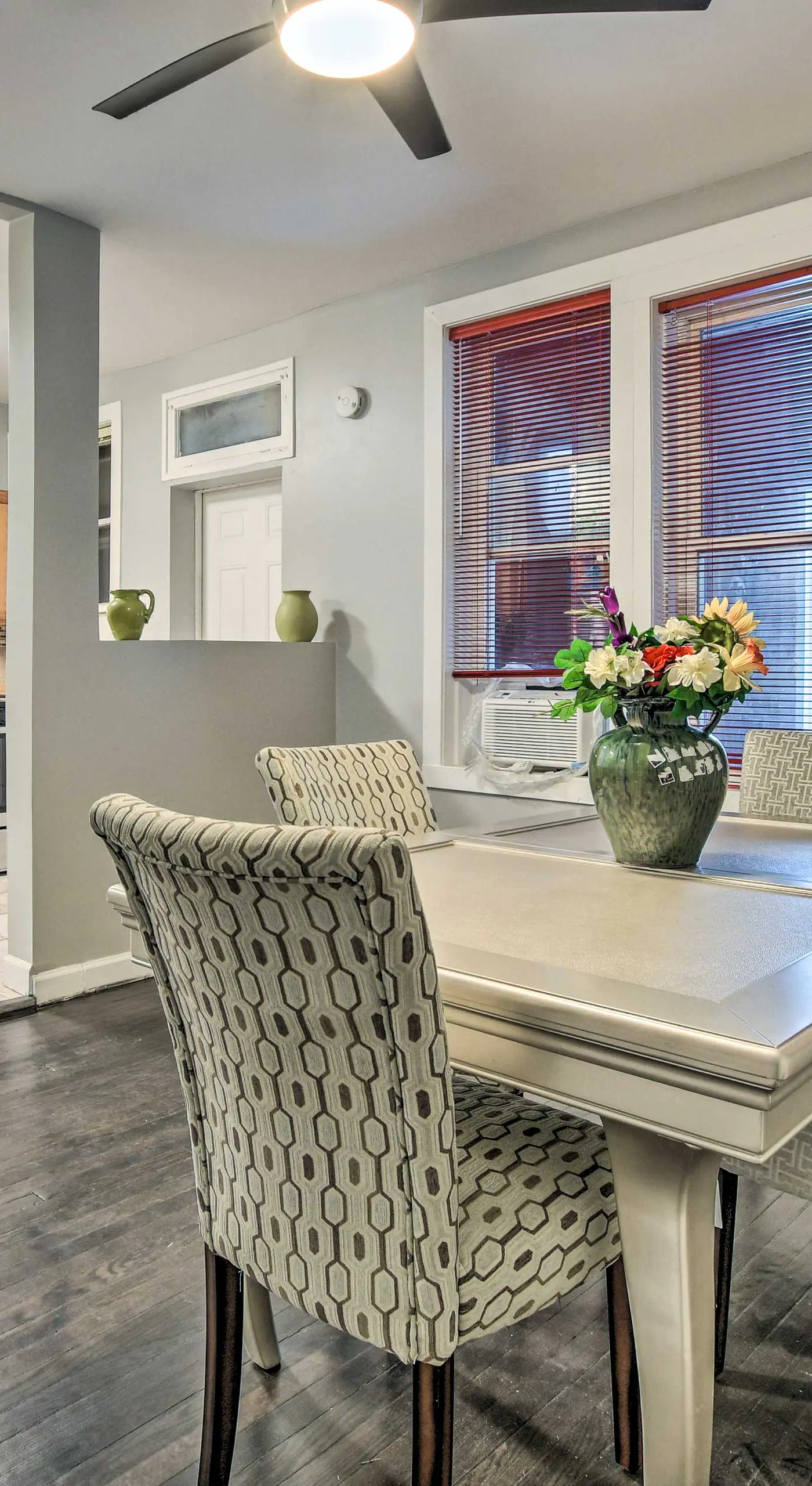 Quiet Chicago Townhome: Walk to Subway Stations