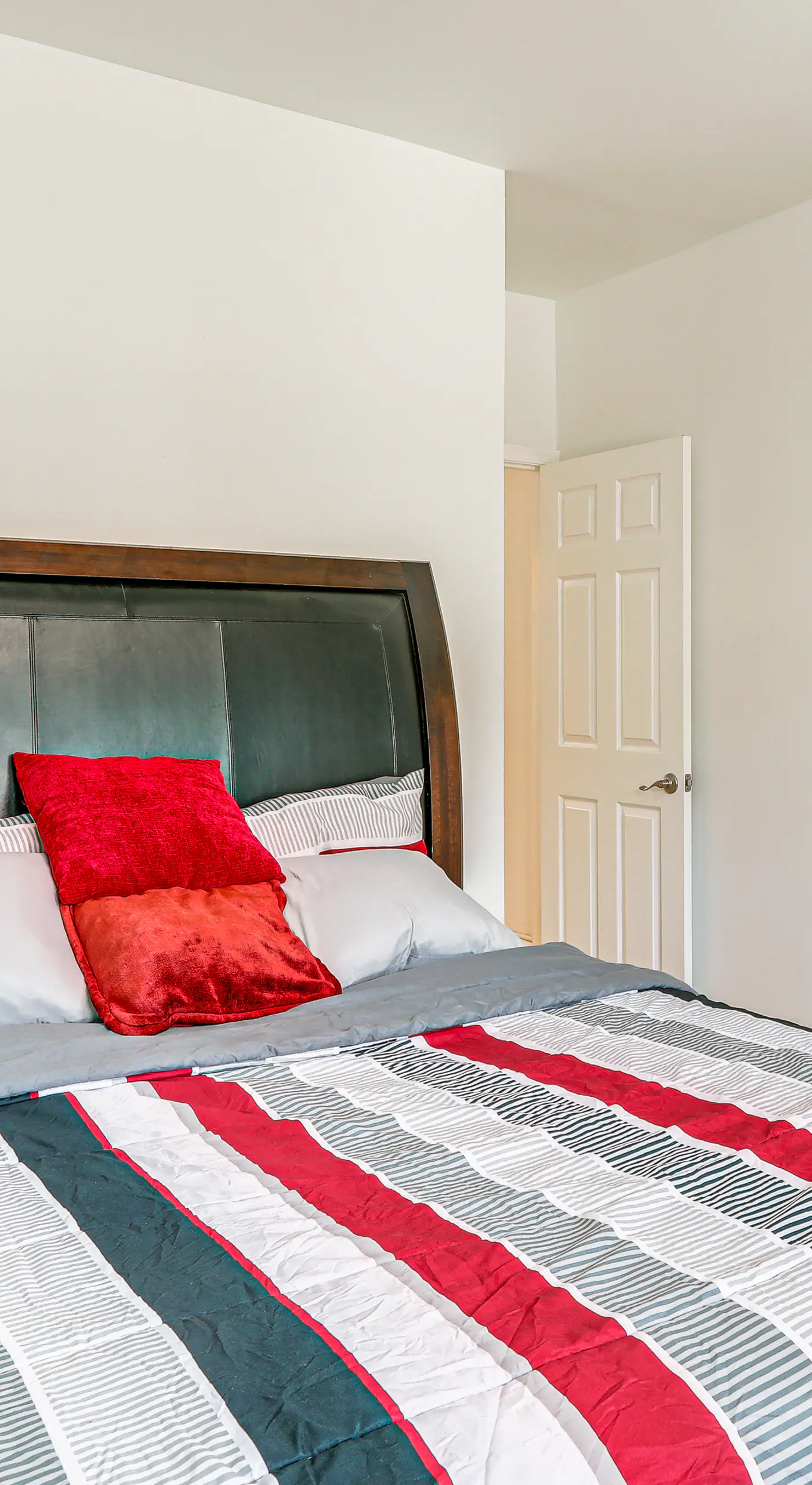 6 Mi to Lincoln Financial: Stylish Philly Townhome